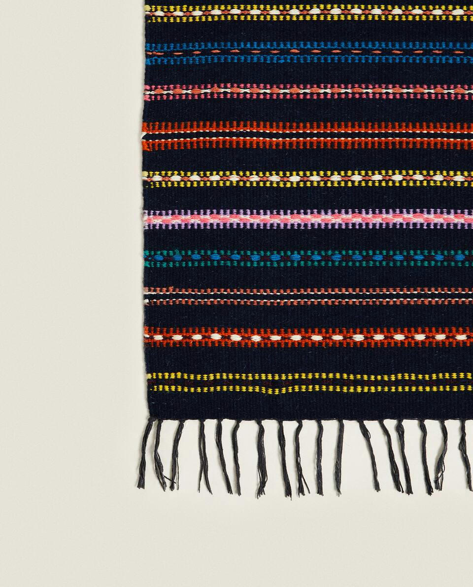 TAPETE DE LÃ COM LISTRAS MULTICOLORIDAS