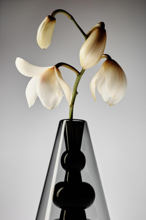 Tom Dixon Bump Cone vaas zwart