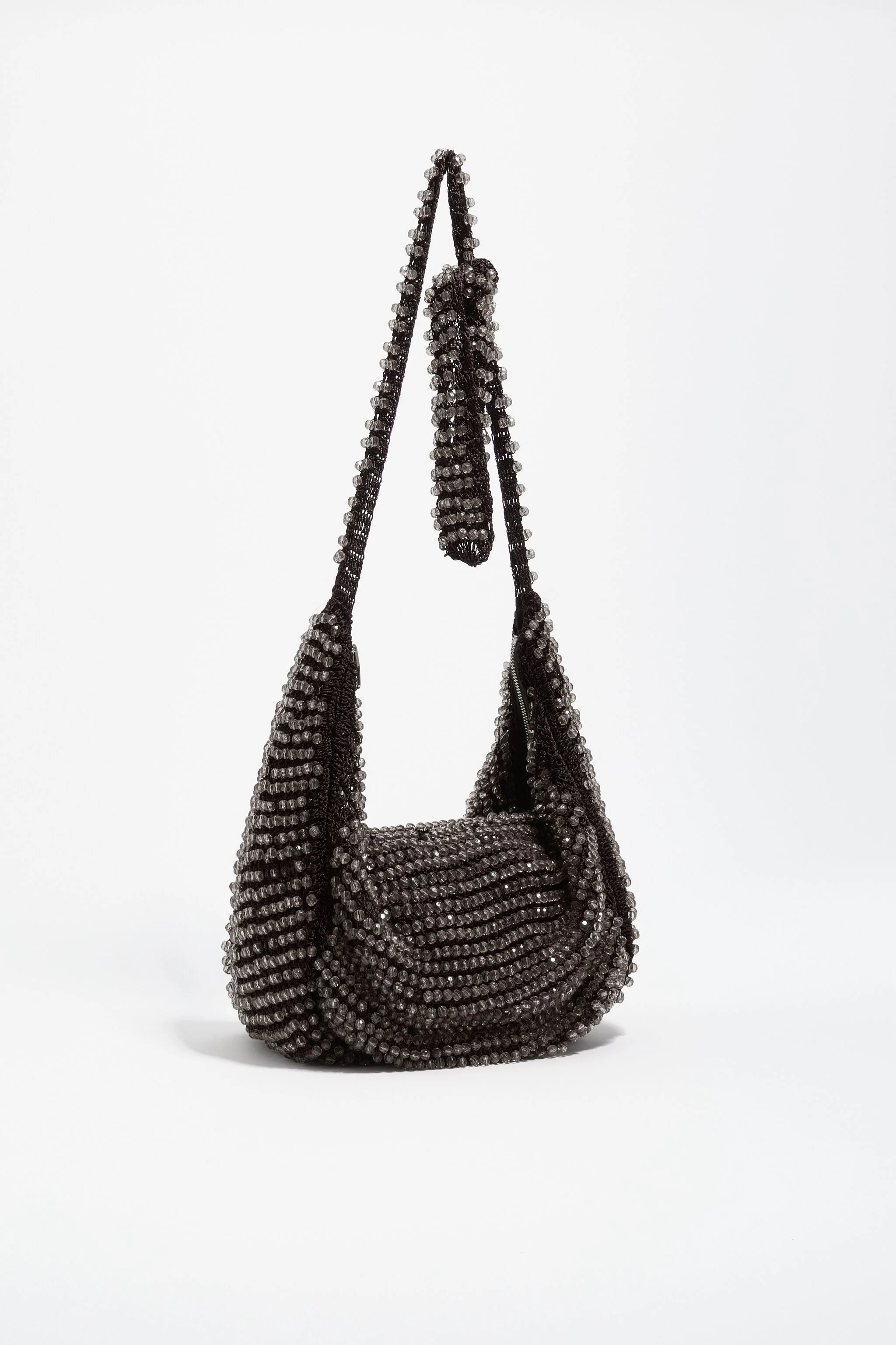 Pequena bolsa de crochê em tecido com miçangas cor chocolate.
