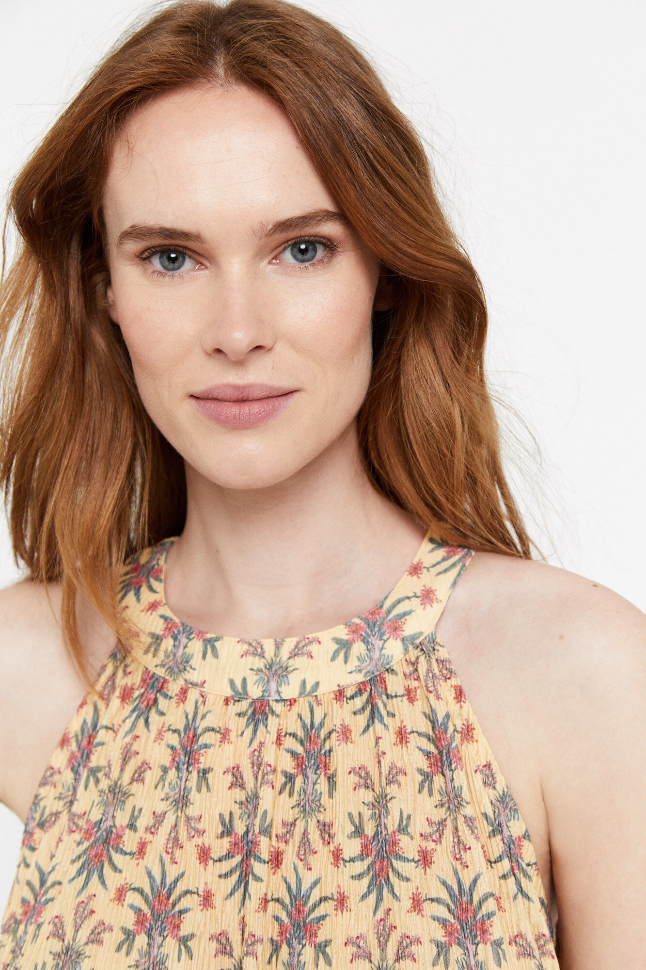 Vestido plissado com decote halter - Estampa branca