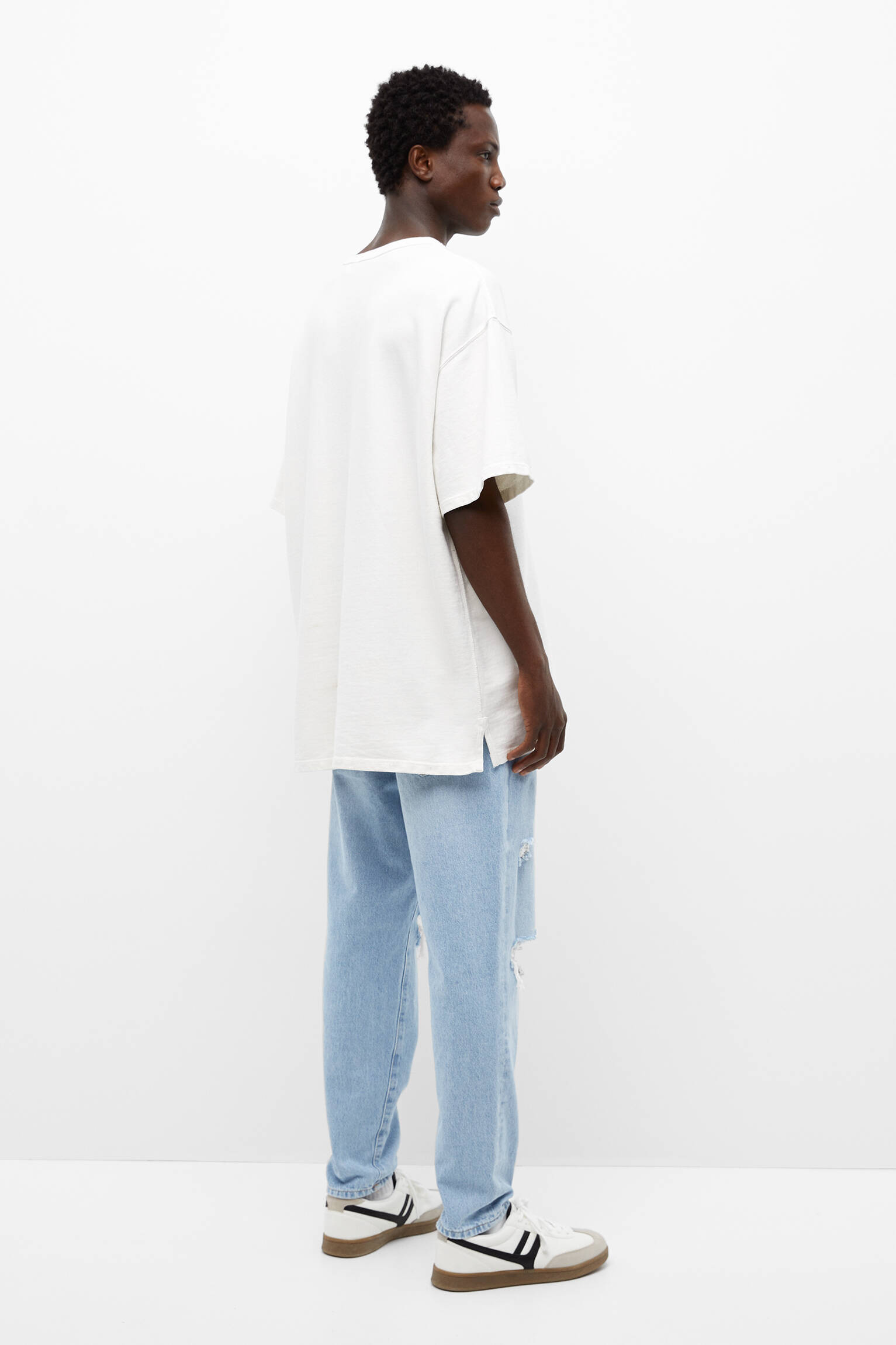 CALÇA JEANS BÁSICA RASGADA DE CORTE PADRÃO - ÍNDIGO CLARO