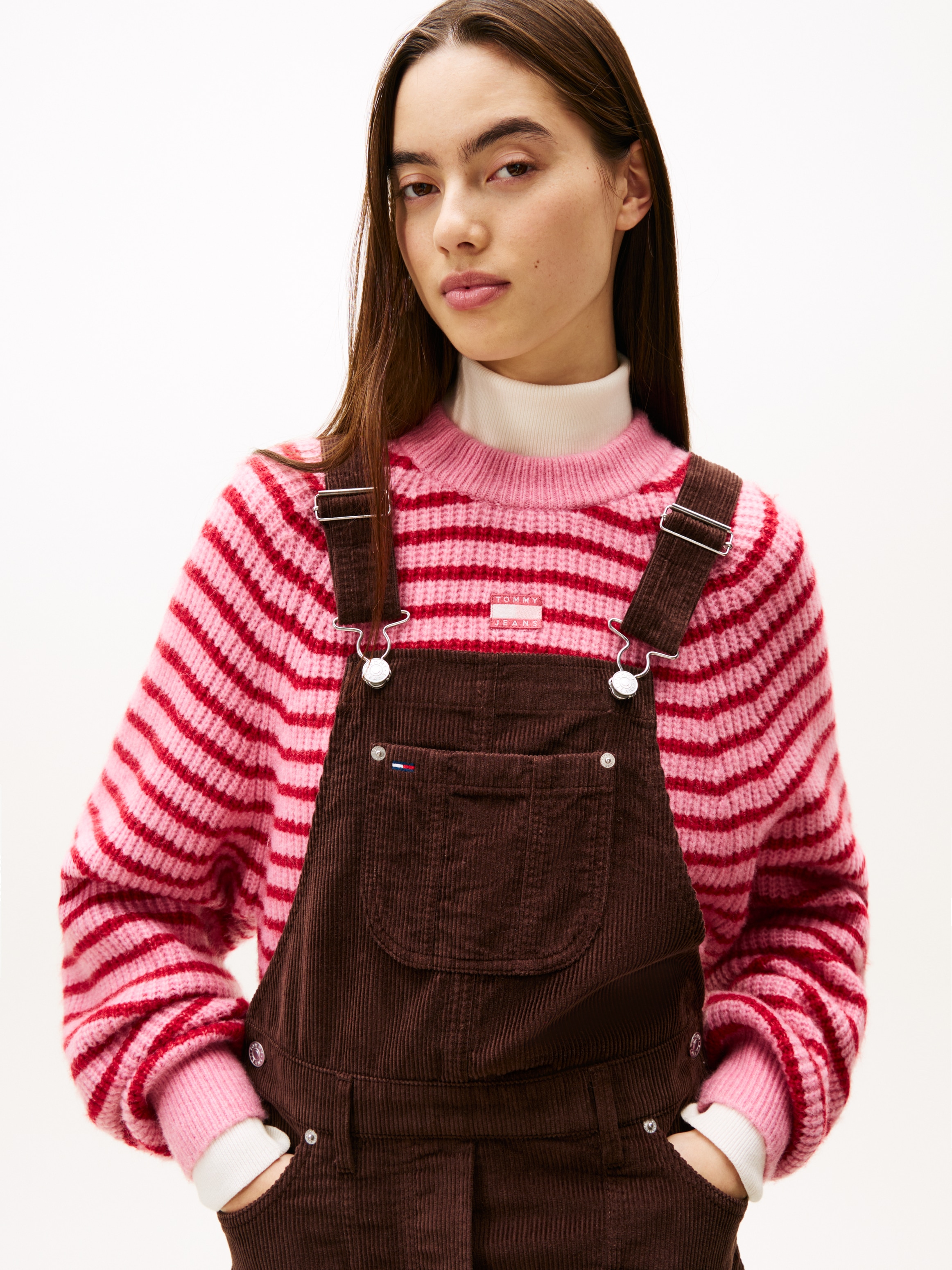 Tommy Jeans Latzkleid »TJW SCRIPT CORD DUNGAREES DRESS« Brusttasche | Eingrifftaschen aus angenehmer Cord Qualität