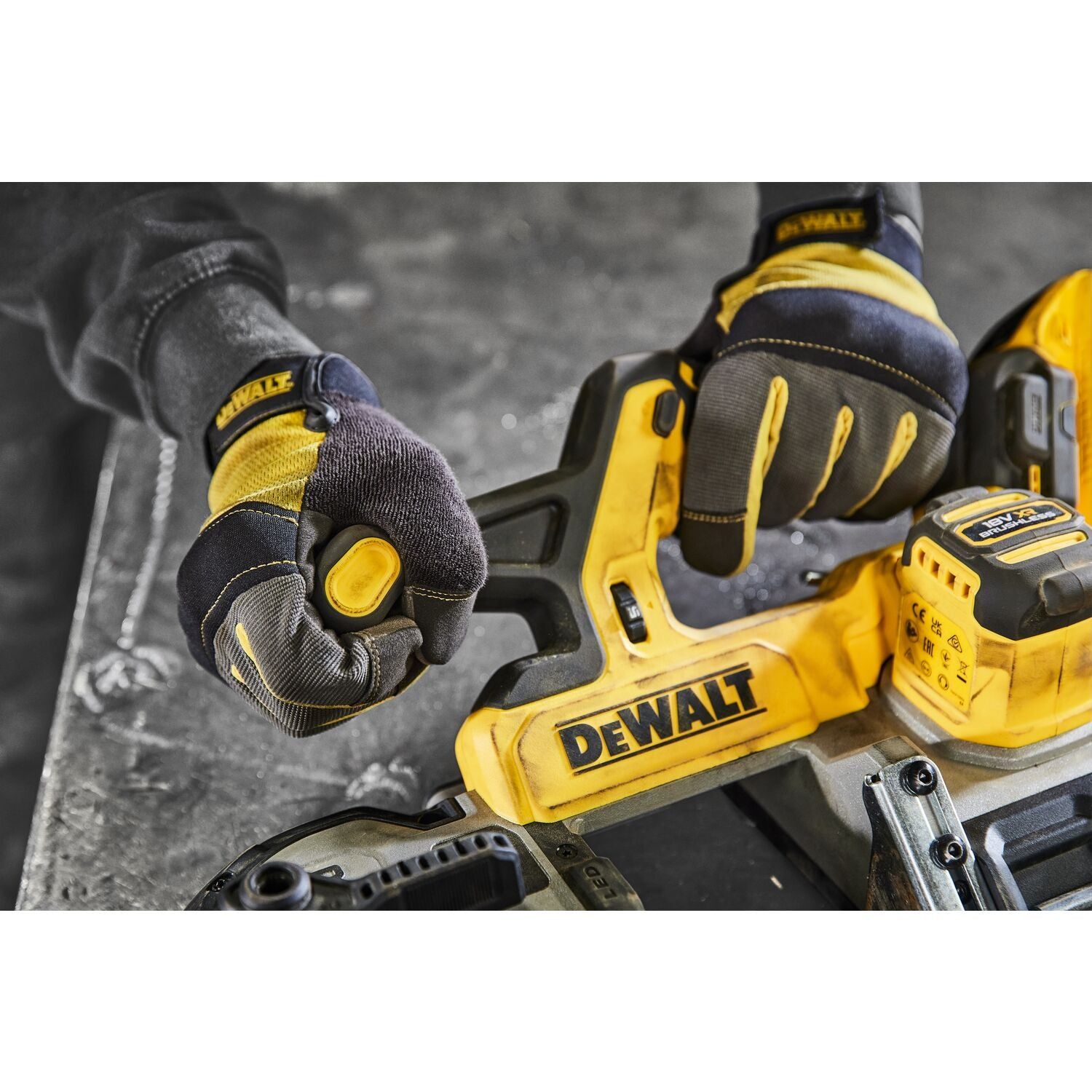 DeWALT DCS378N Accu middelgrote bandzaag 18V XR Basic Body