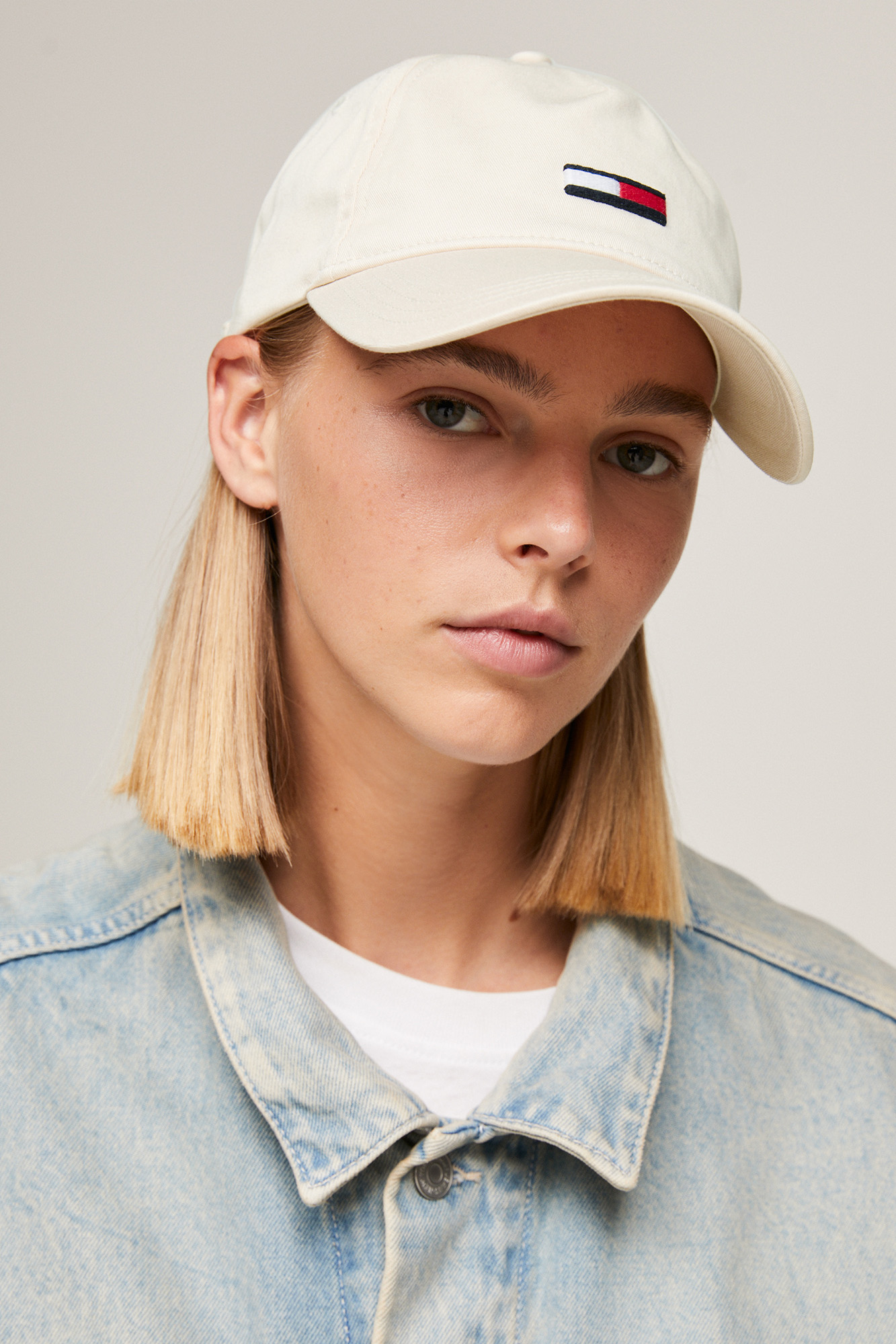 Boné feminino Tommy Jeans com logotipo central