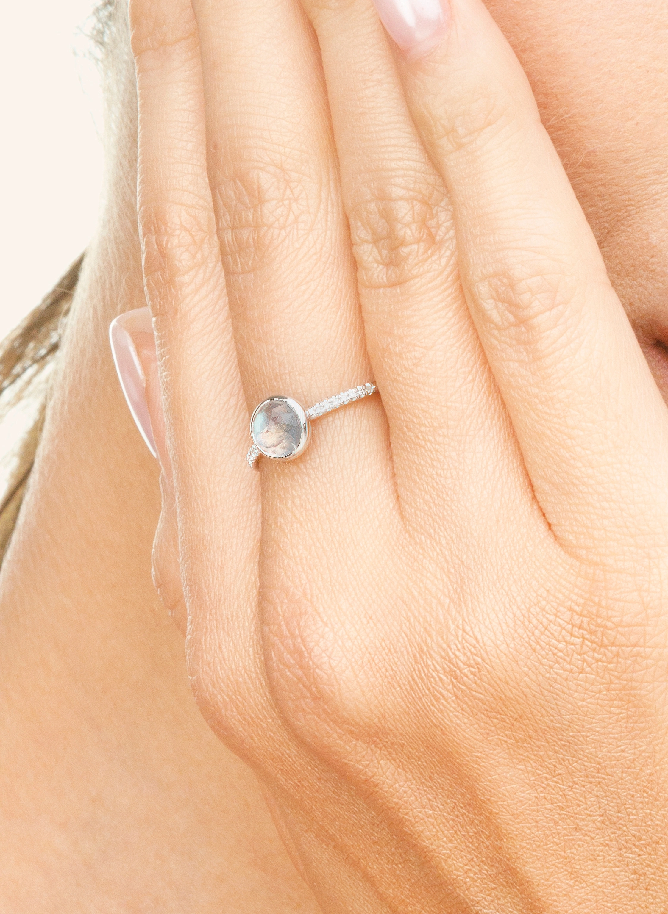 Leaf Ring LABRADORIT aus 14 Karat Weißgold mit Diamanten