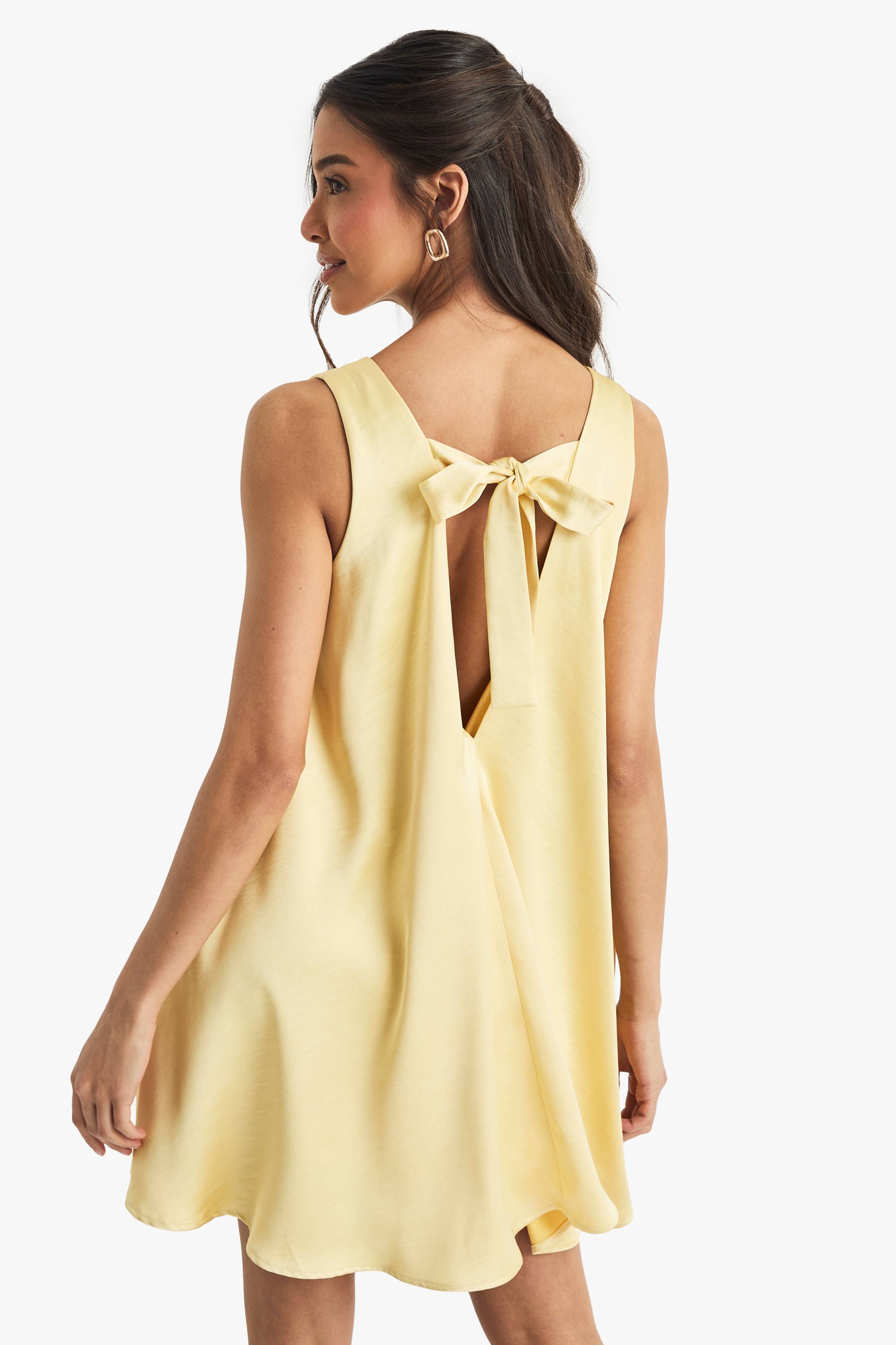 boohoo Robe portefeuille en satin texturé à encolure échancrée et dos noué