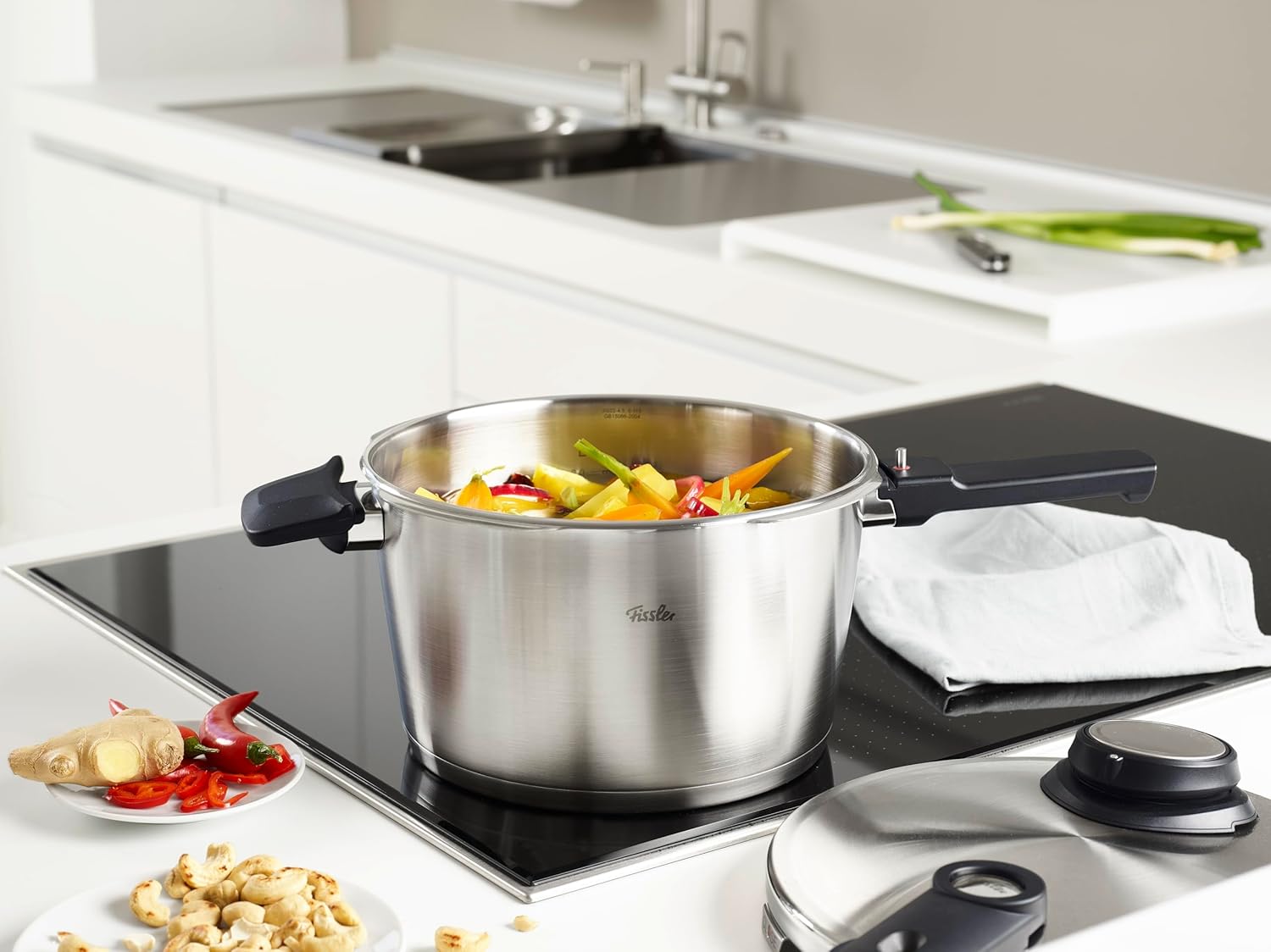 Fissler Vitavit Premium/Schnellkochtopf-Set (6 L, Ø 22 cm) + Gratis Dämpf-Einsatz & Schnellkochtopf-Buch, Edelstahl-Dampfkochtopf,4-Garstufen - Induktion