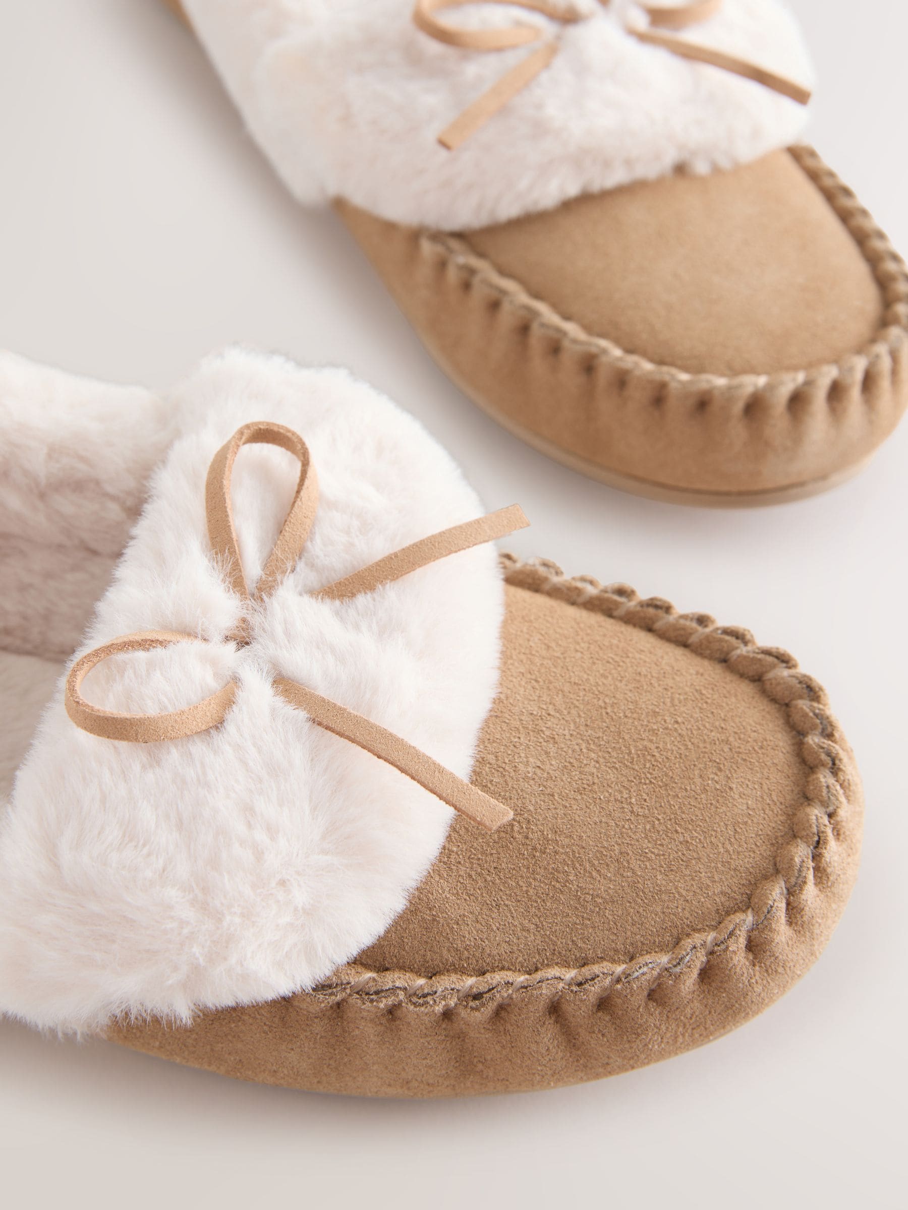 Mokkabruin - Moccasin Suede Slippers