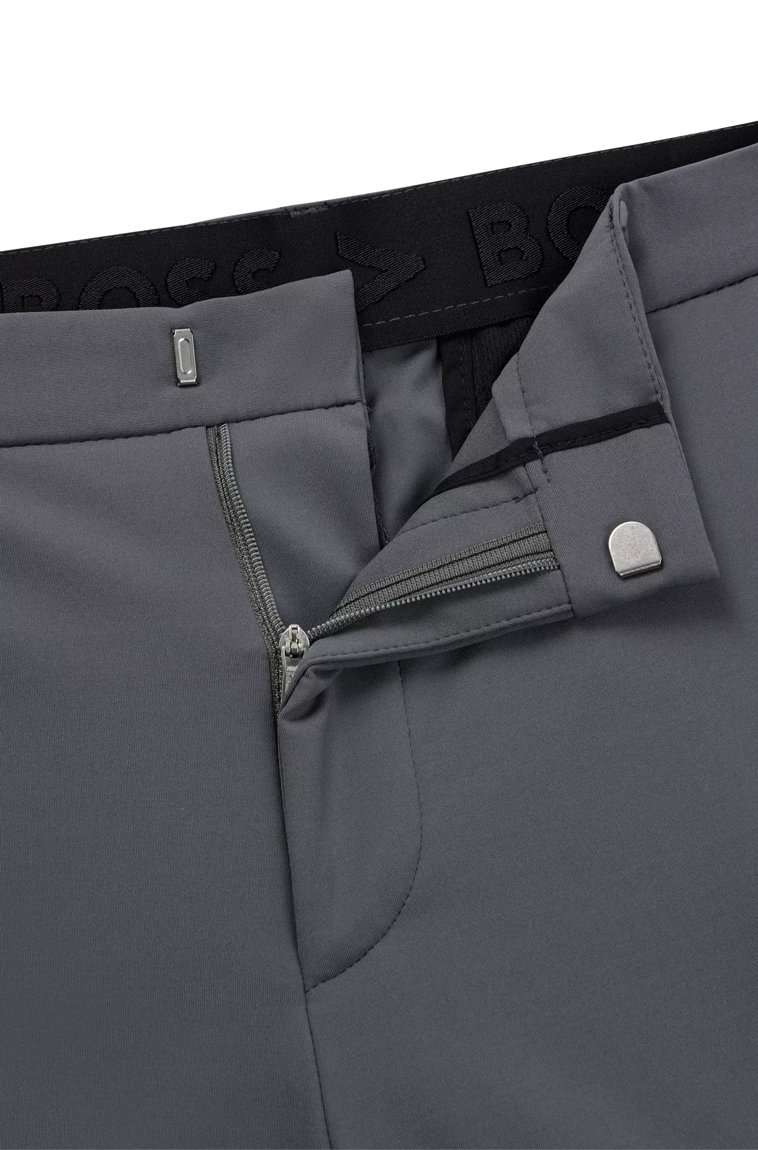 Calça BOSS preta de corte slim em malha elástica de alta performance.