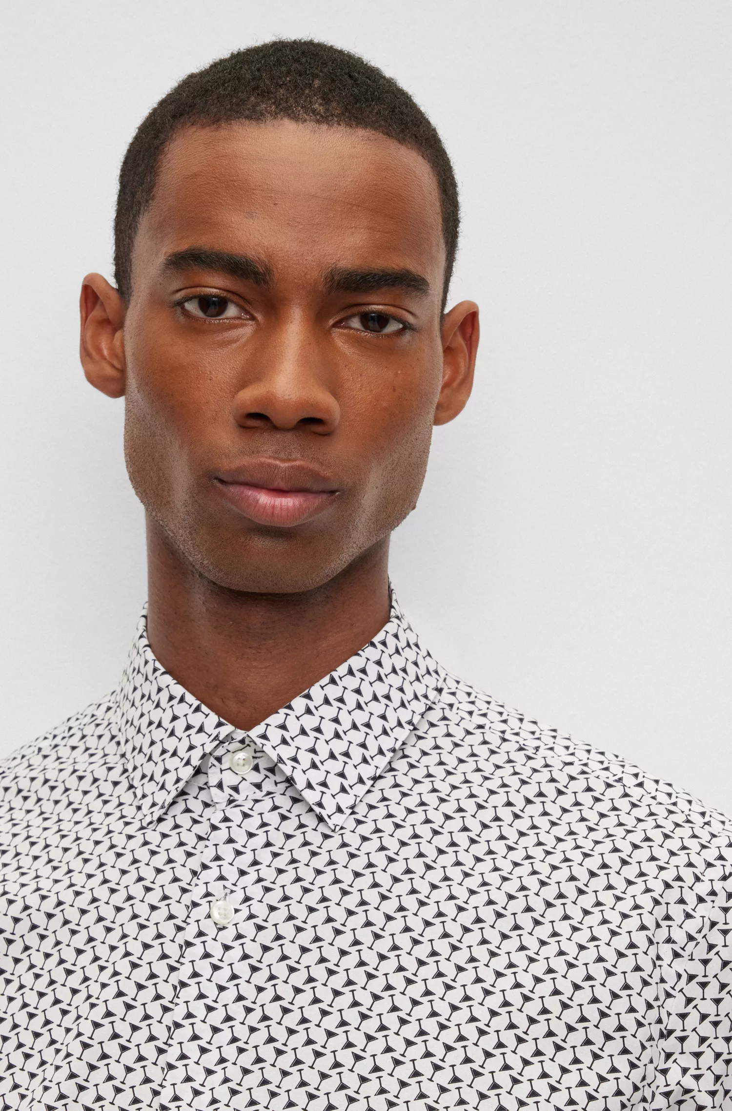 Camisa BOSS preta de corte slim em algodão elástico estampado.