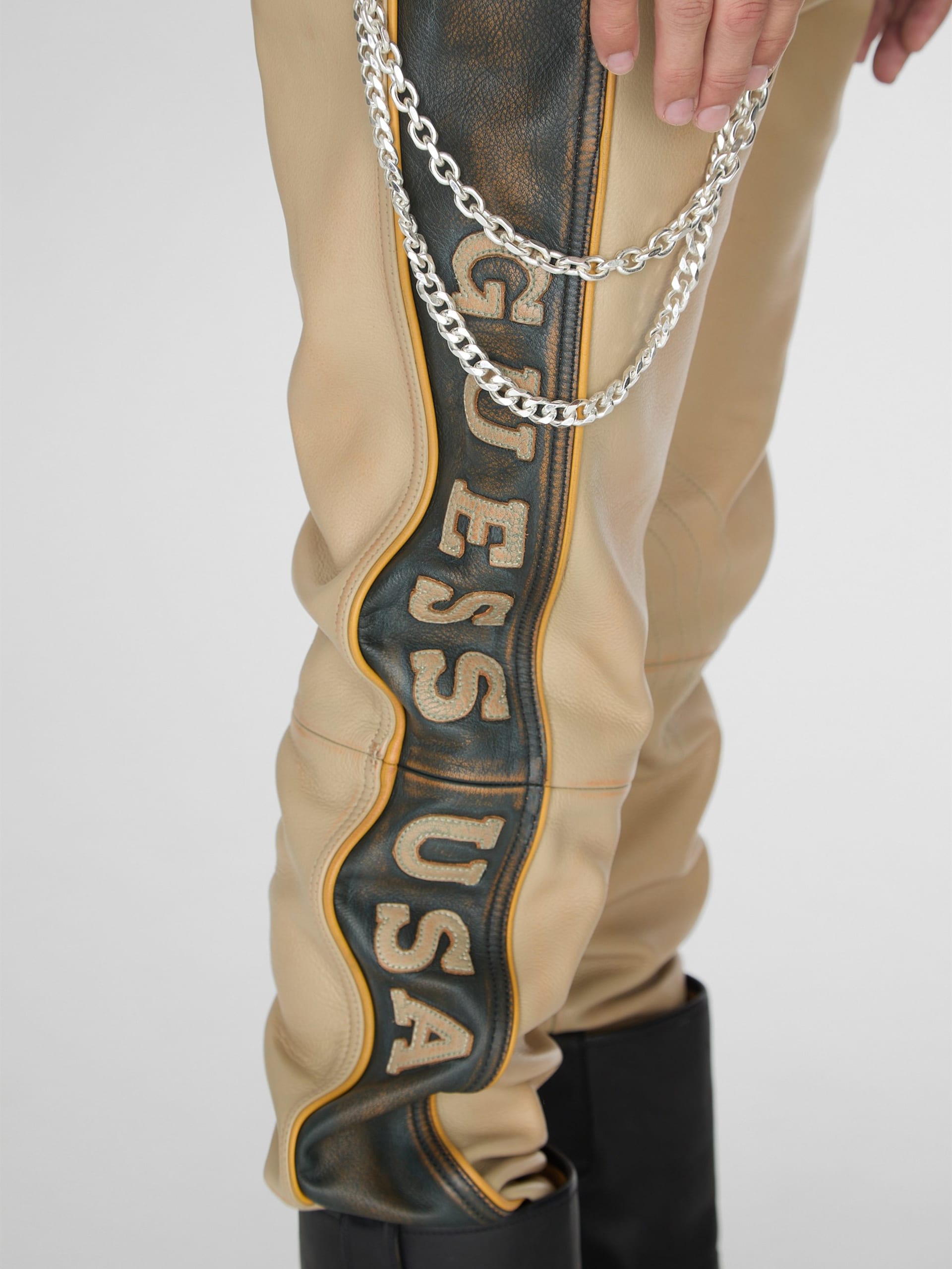 calça de couro estilo motoqueiro