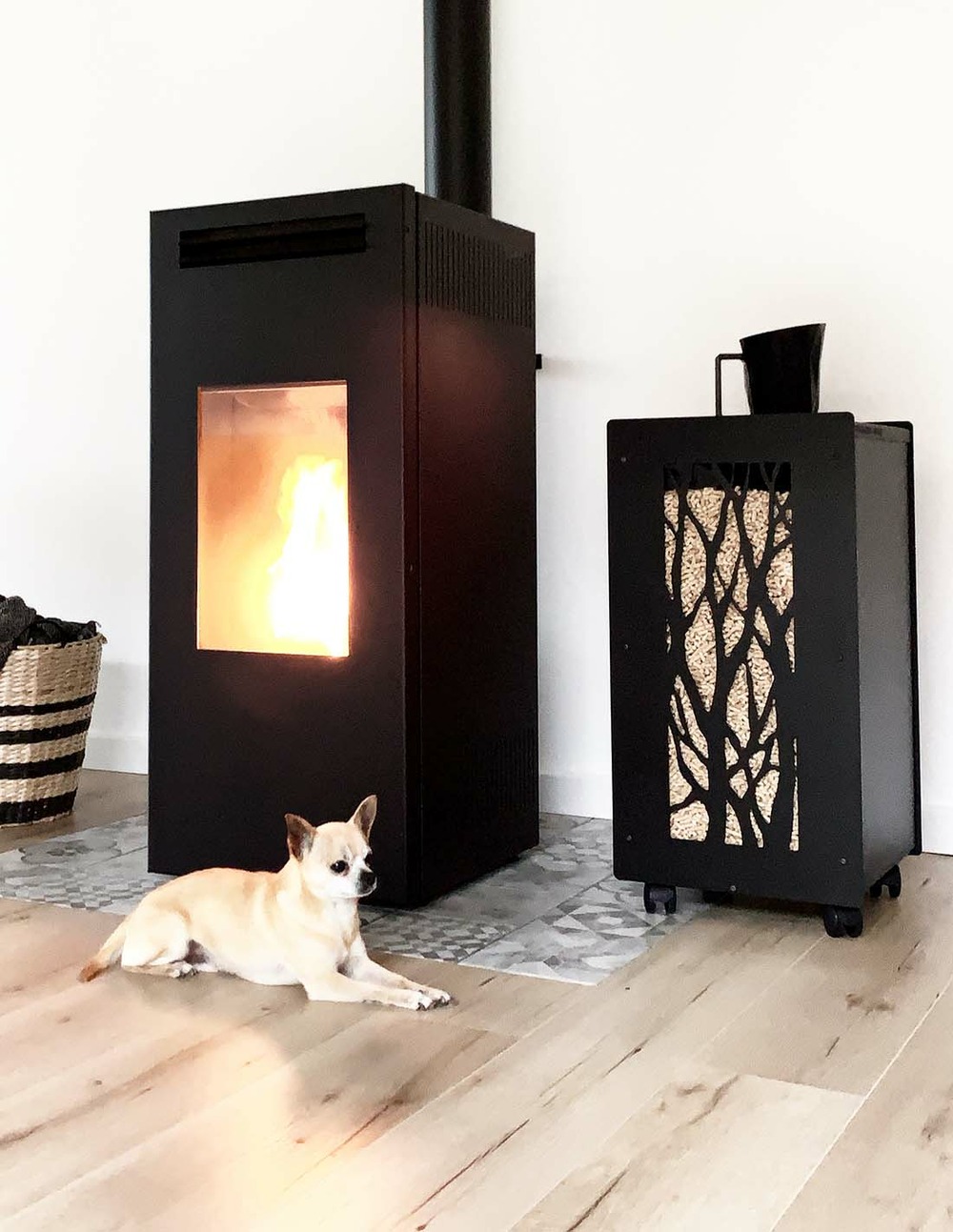 Rangement à granulés de bois 55Kg avec accessoires modèle arbre noir