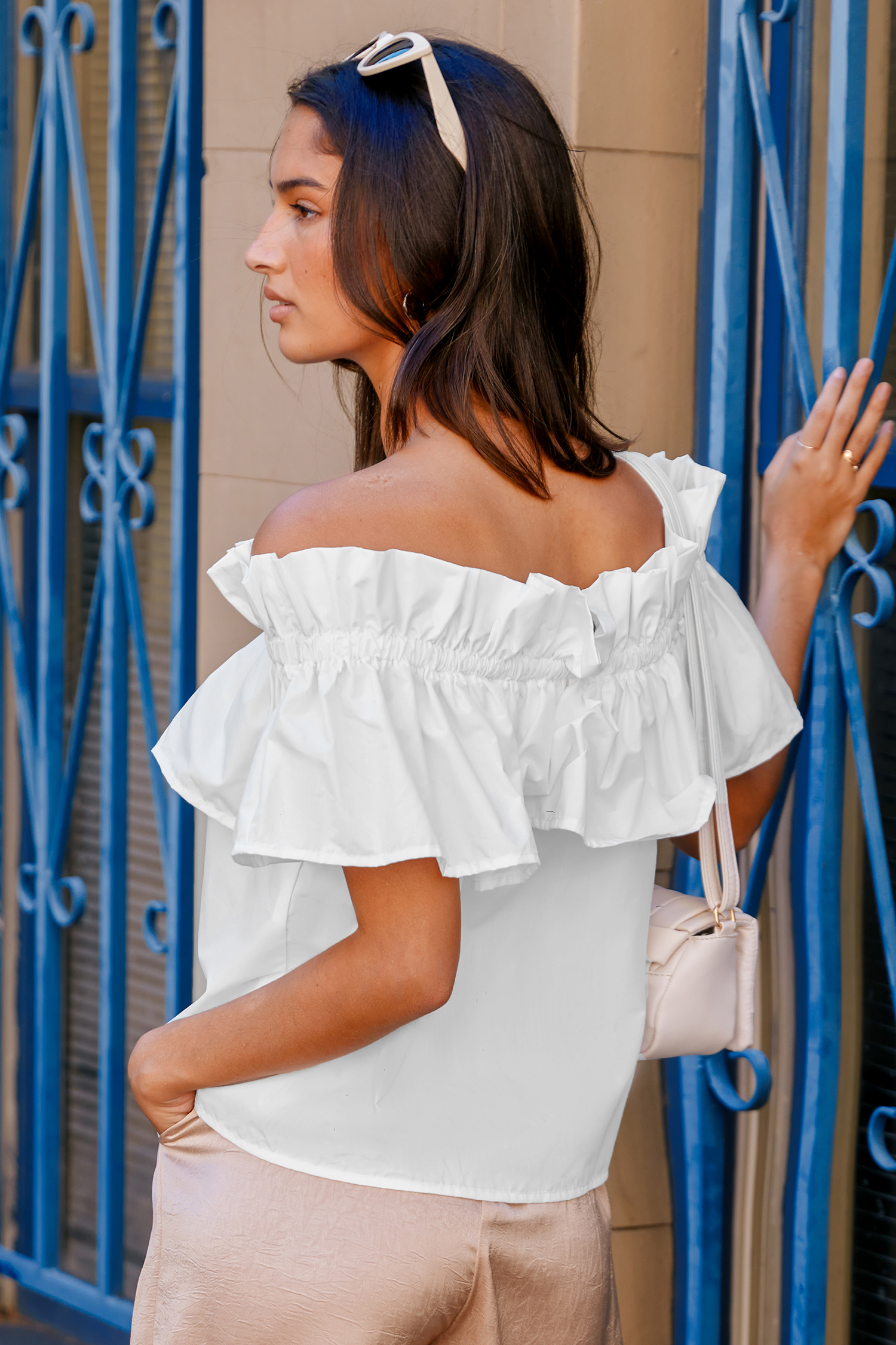 Blouse à épaules dénudées et corsage à volants blanche