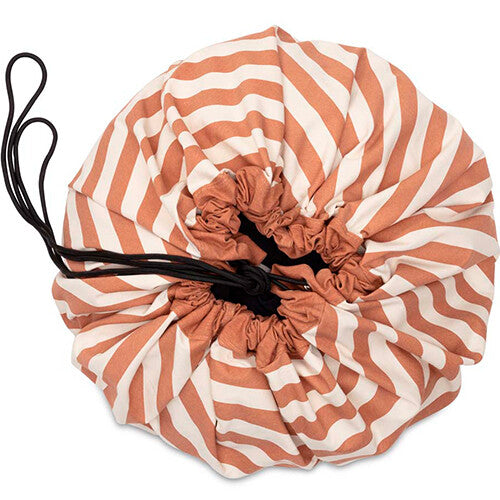 play&go speelkleed en opbergzak noomad - stripes brown