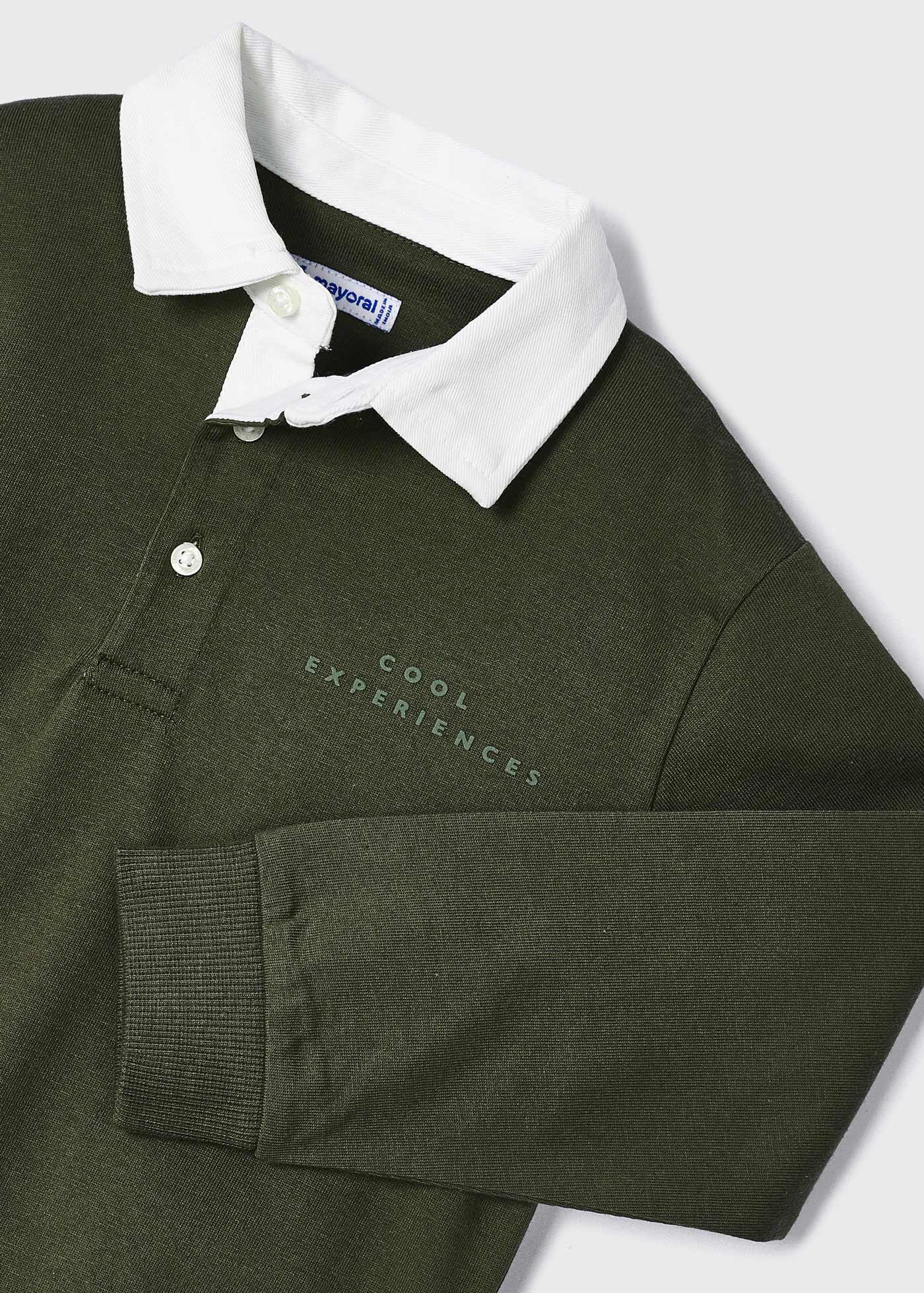 Camisa polo infantil Better Cotton com gola contrastante.