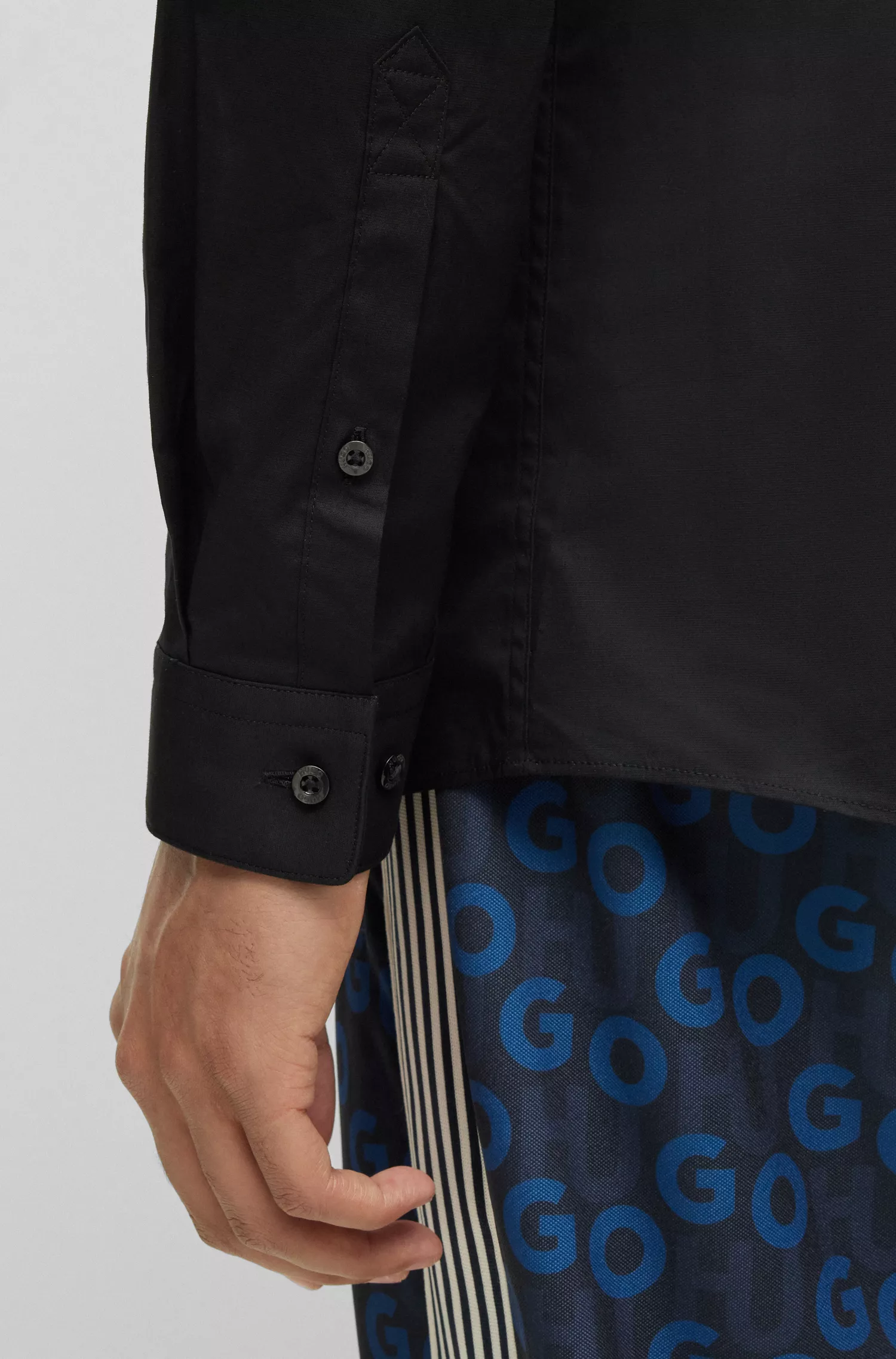 Camisa HUGO vermelha, extra slim fit, em algodão elástico com gola alta.