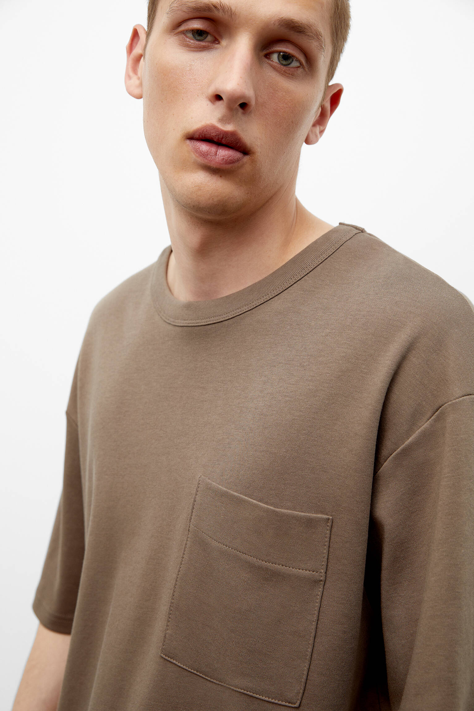 CAMISETA DE MANGA CURTA COM BOLSO - COR NATURAL