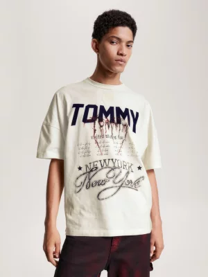 Camiseta com estampa gráfica em lavagem pesada
