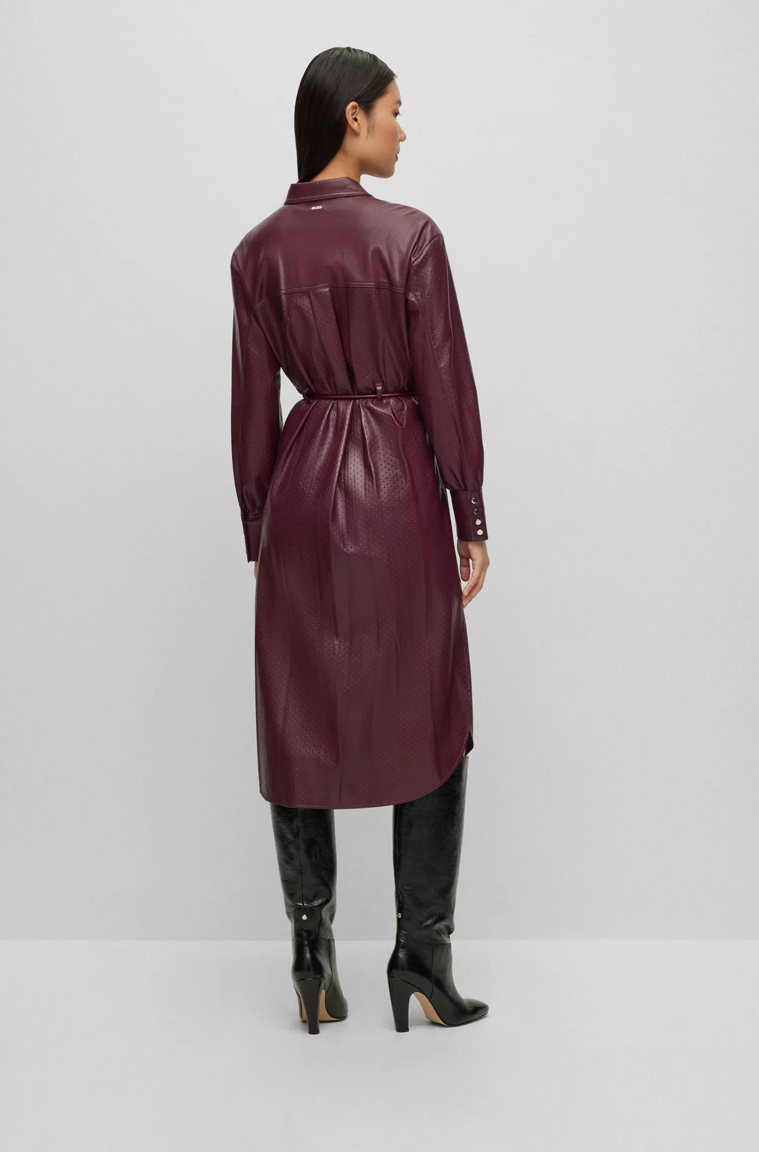 Vestido camisa BOSS preto, modelagem relaxada, em tecido texturizado.