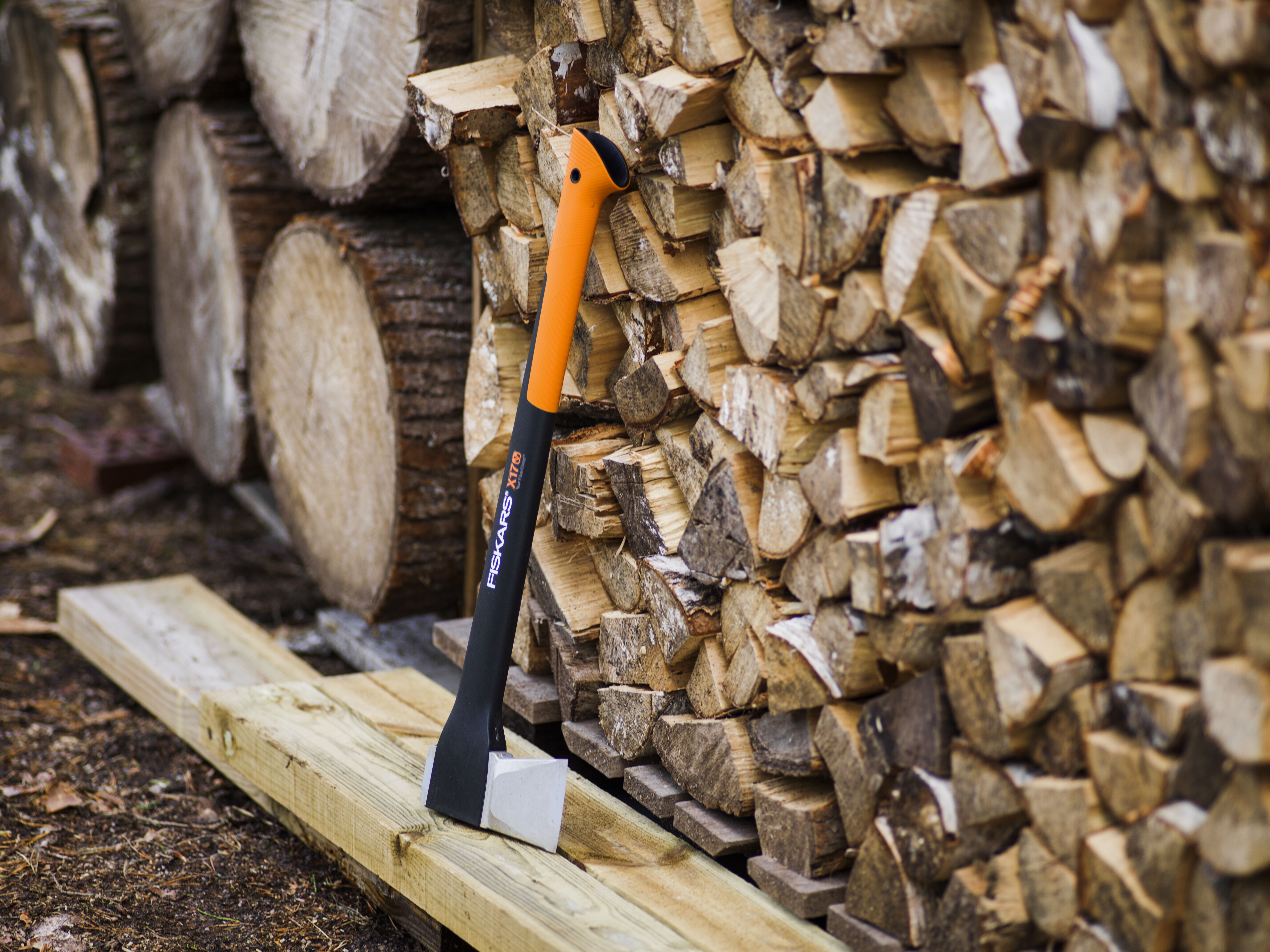 Fiskars X17 - M - Kloofbijl - Oranje / Zwart - 60 cm