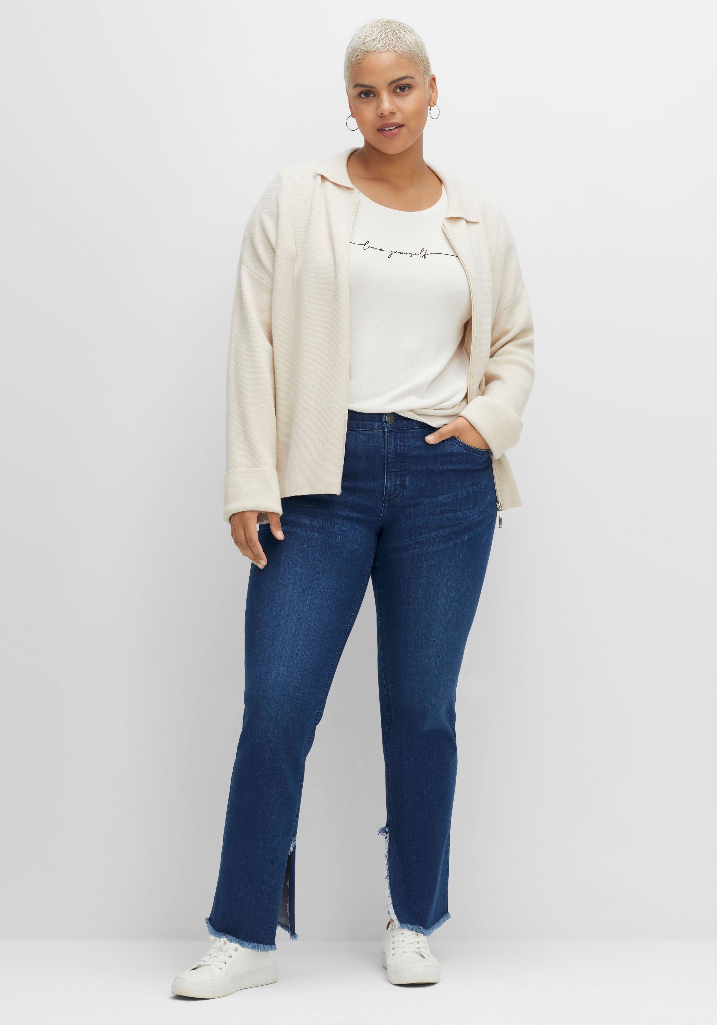 Gerade Jeans mit geschlitztem Innensaum