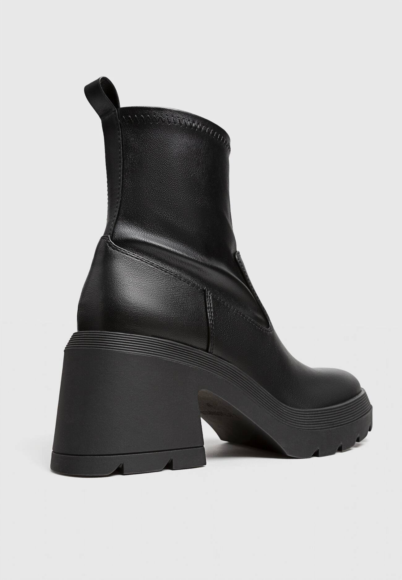 Botas de cano curto com plataforma e salto alto