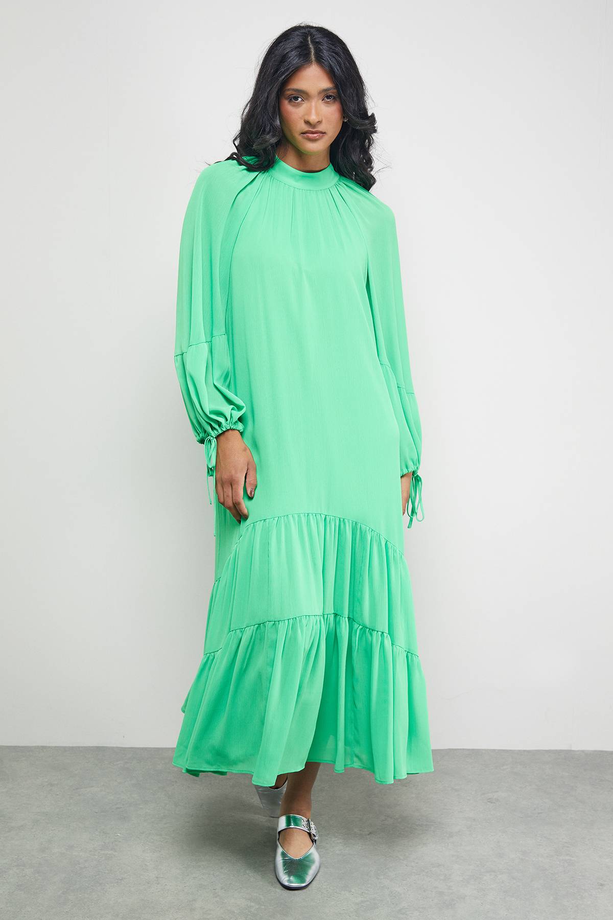 Warehouse Robe Midi Smock à Col Haut Étagé Tony Chiffon