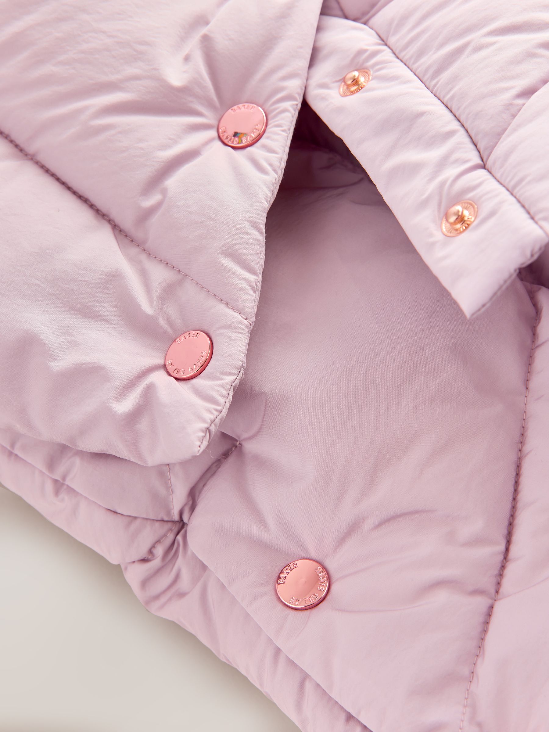Roze - Baker by Ted Baker - Regenbestendige gewatteerde jas met strikzak en V-vormige print
