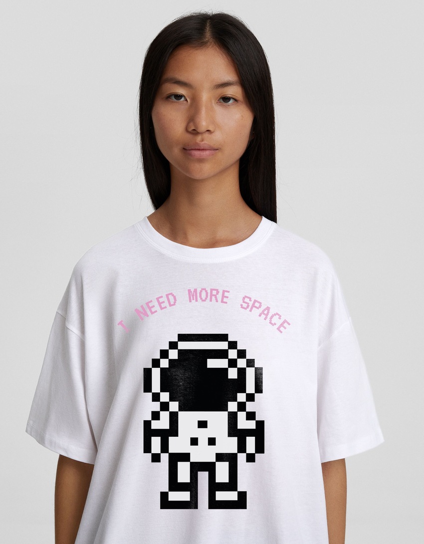 Camiseta oversized da moda com mangas curtas e estampa.