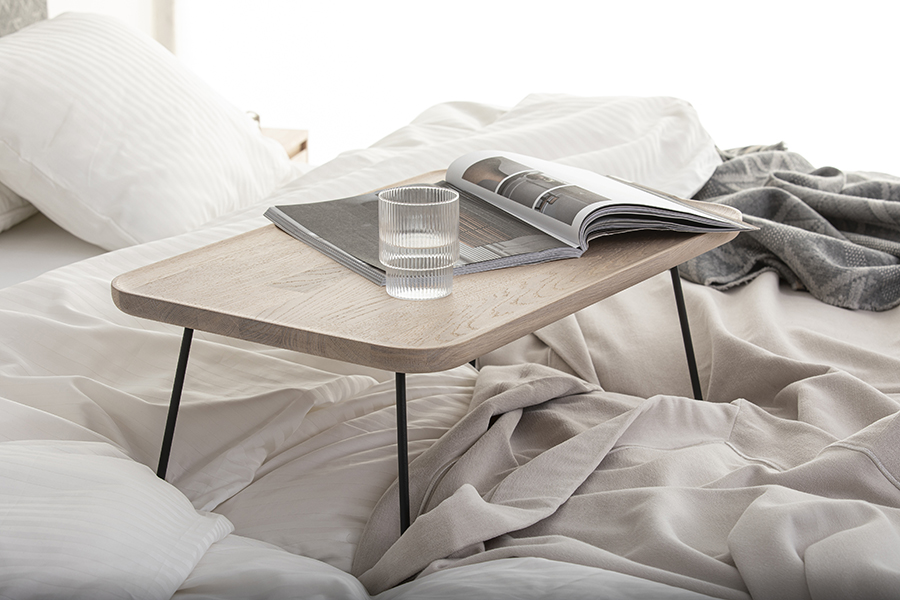 Add On sengebrett 38x59 cm.  Hvitoljet eik med sort understell.