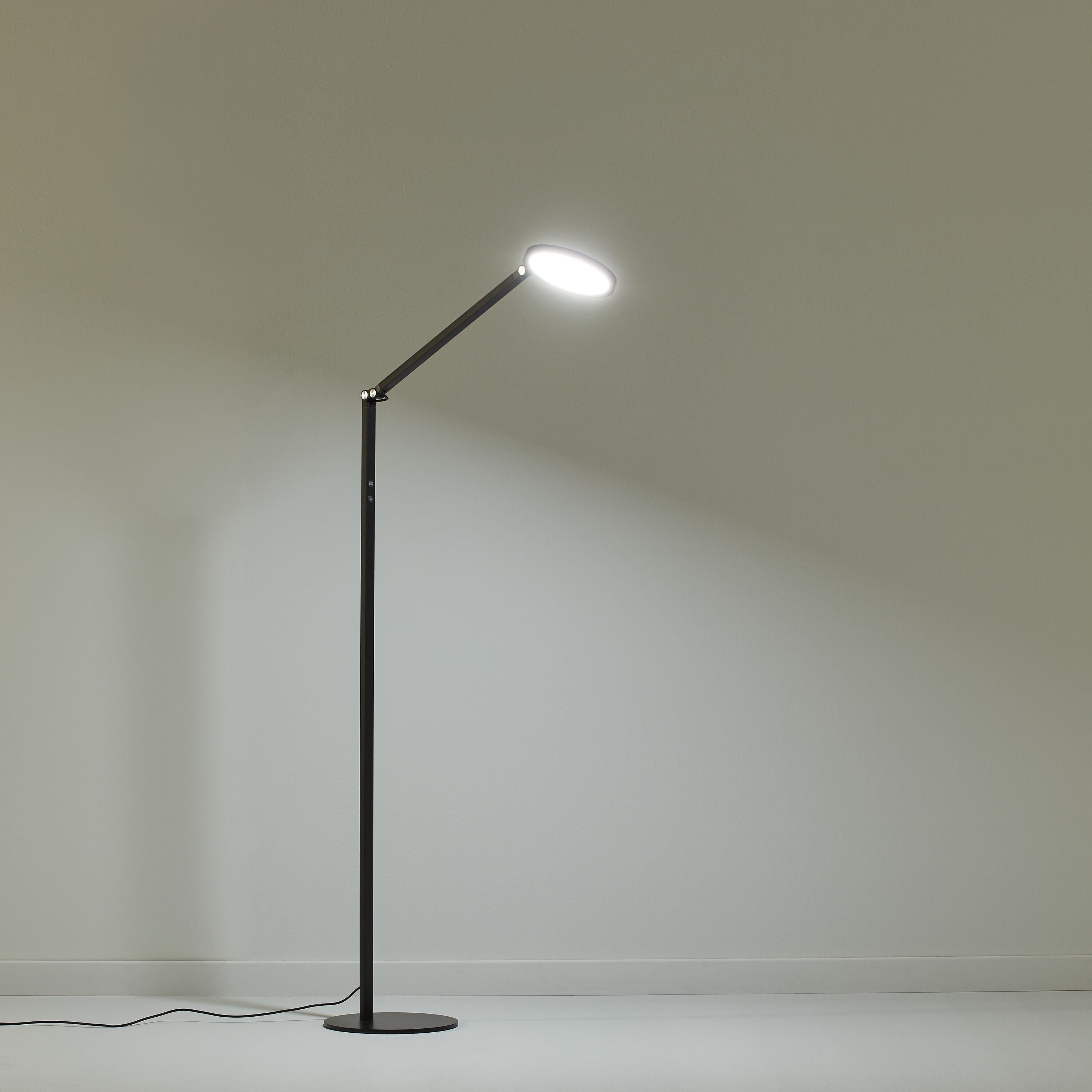 REGINA Stehleuchte - Schwarz / B: 35.0 cm x T: 22.0 cm x H: 160.0 cm