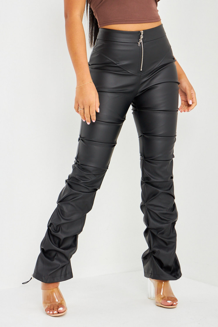 Pantalon froncé en simili cuir noir mat