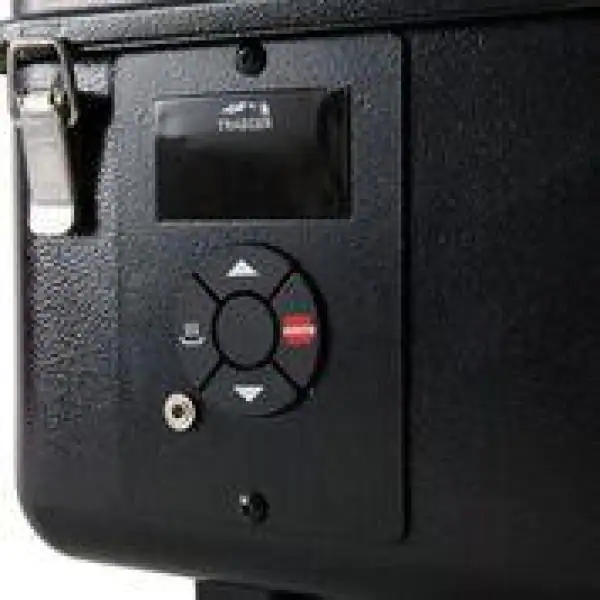 Churrasqueira e defumadora a pellets Ranger na cor preta.