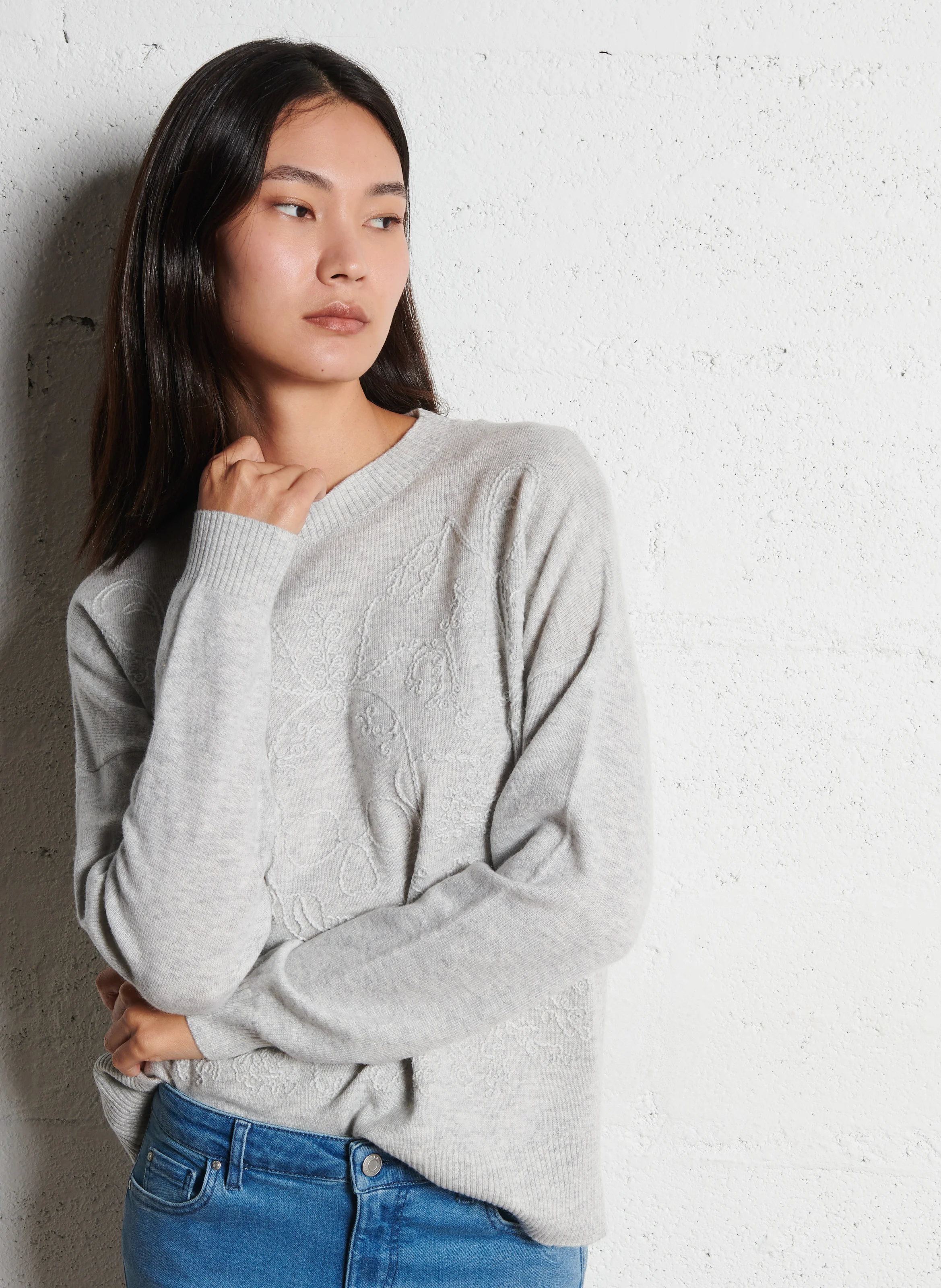 Pull droit col rond brodé en maille mélangée | Gris