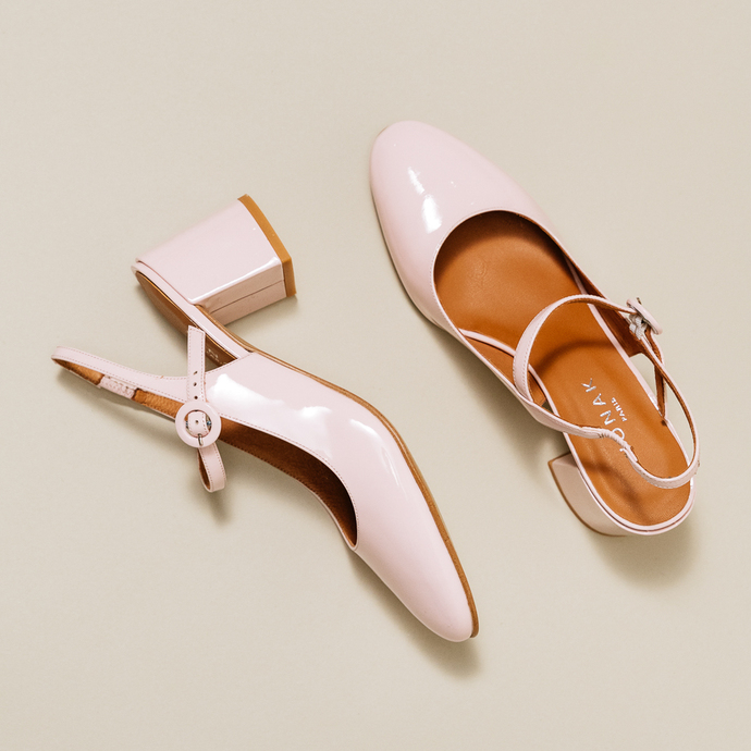 Salomés à talons et bouts pointus  en vernis rose clair
