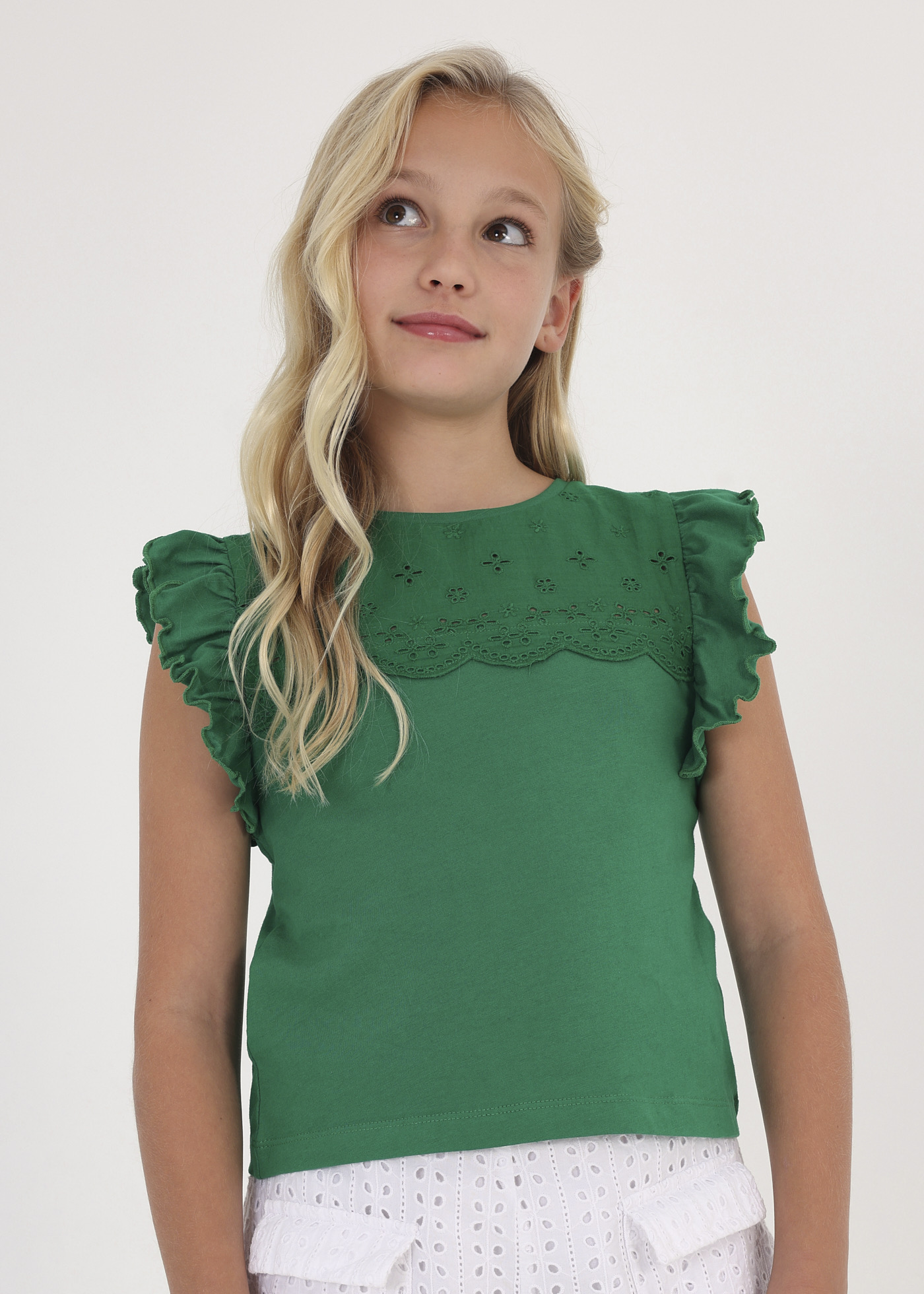 Camiseta regata feminina com babados, feita de algodão sustentável.
