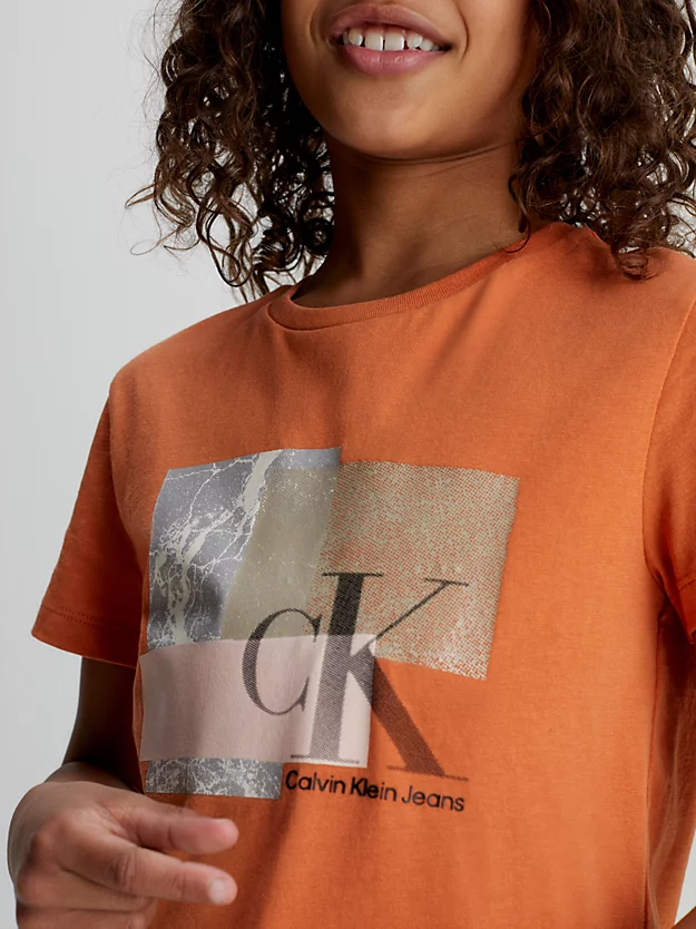 Camiseta com logo de corte quadrado