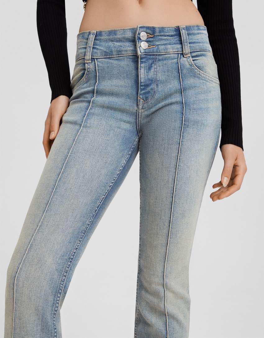 calça jeans bootcut de cintura baixa