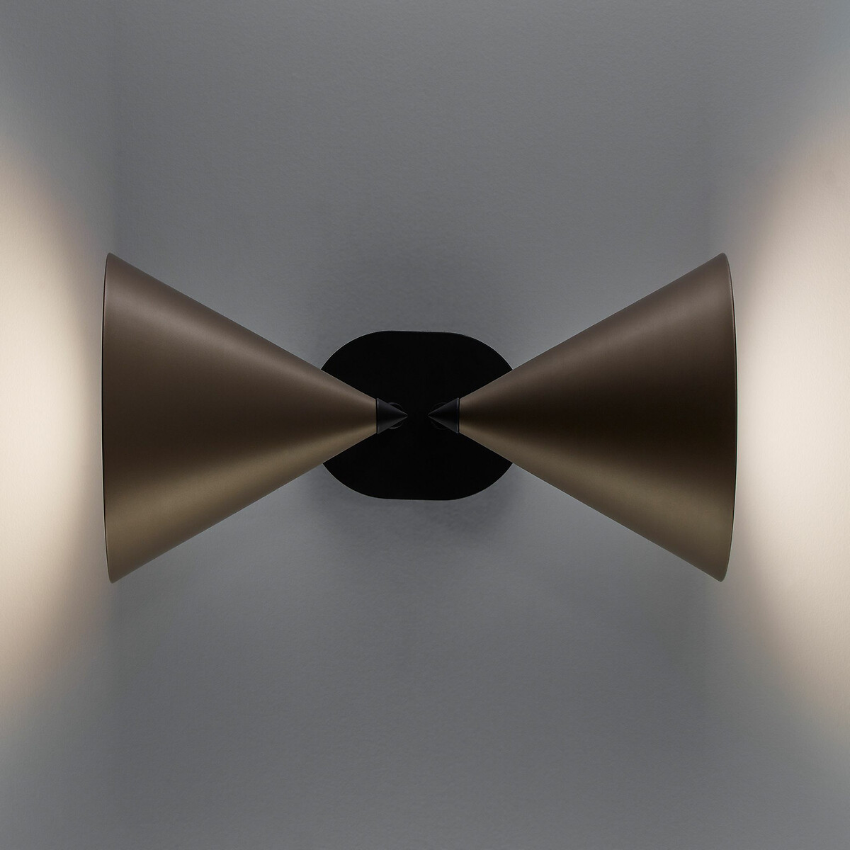 AM.PM<br>Luminária de parede de cone duplo, Moke
