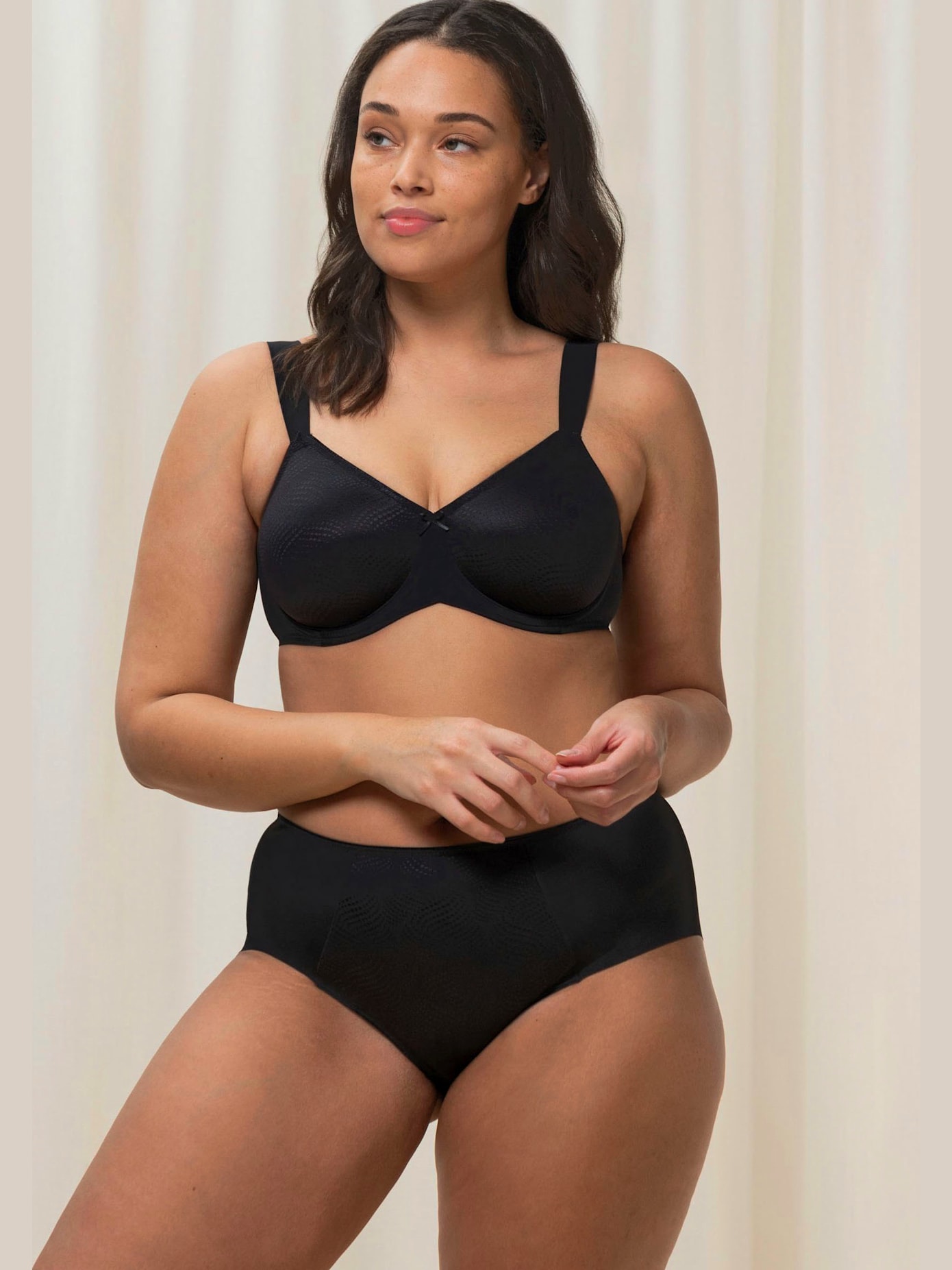 Soutien-gorge minimiseur pour une poitrine visiblement réduite