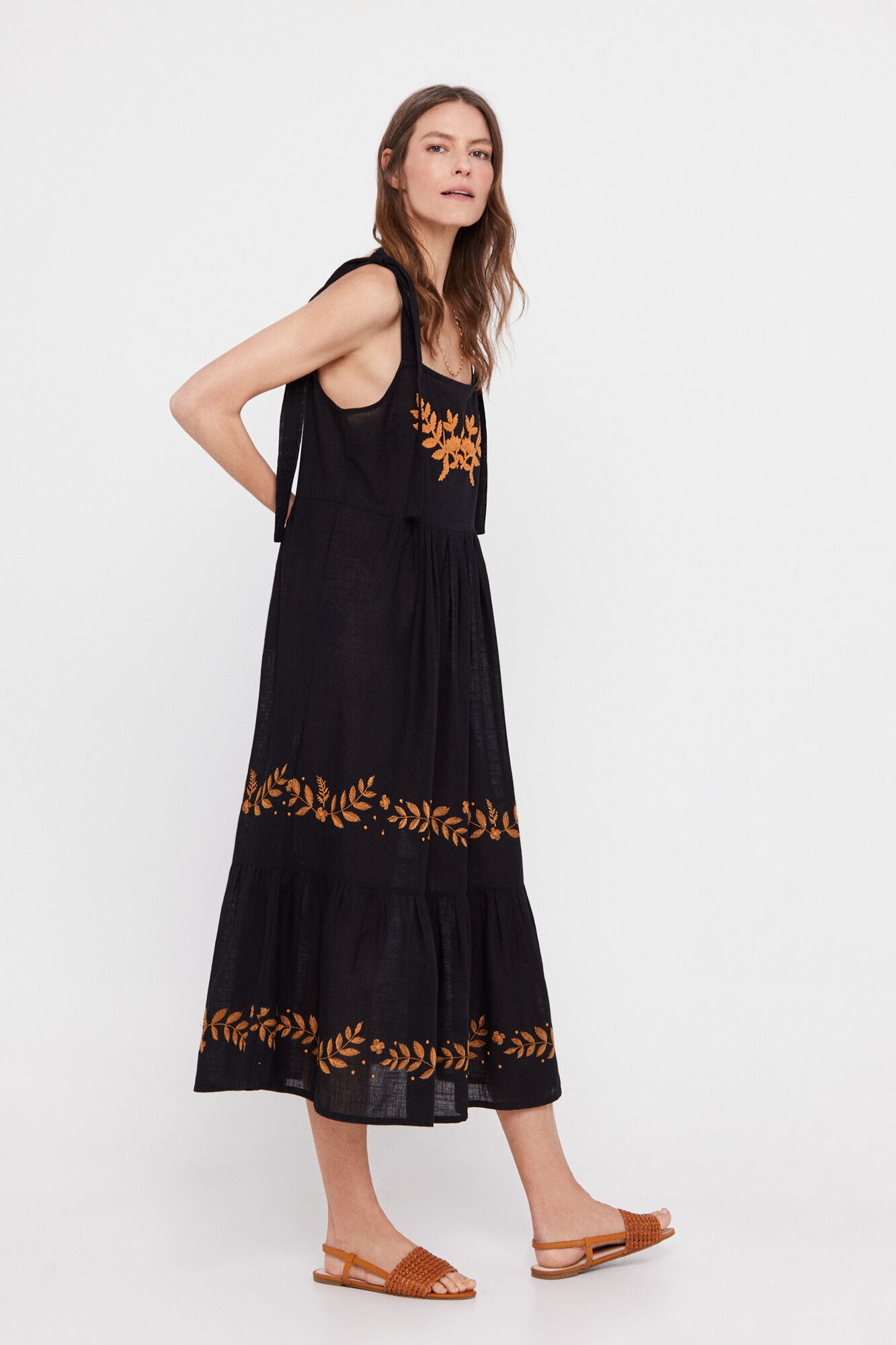 Vestido bordado - Preto