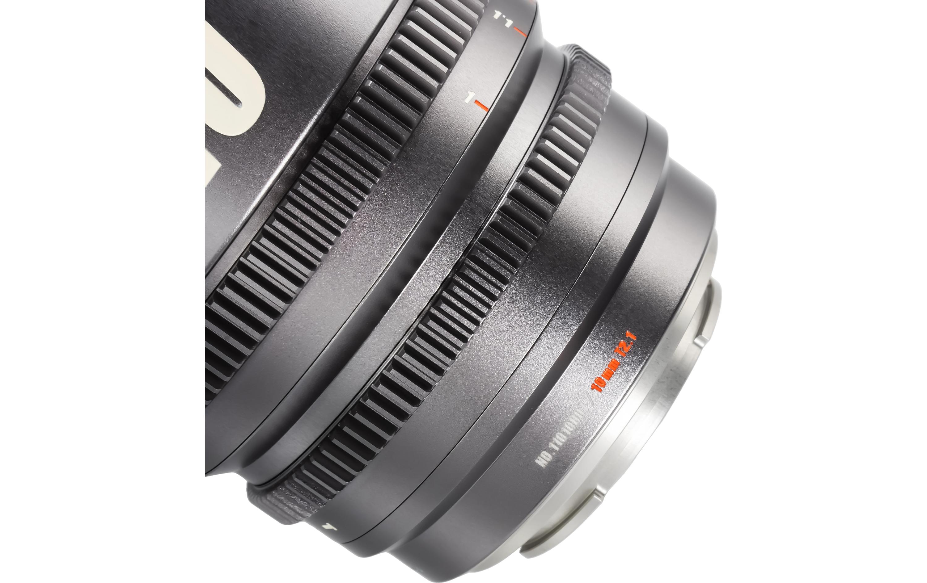 Festbrennweite 10mm T/2.1 – Fujifilm X-Mount<br>Kompaktes, leichtes Objektiv für Kameras mit Super35-Sensoren
