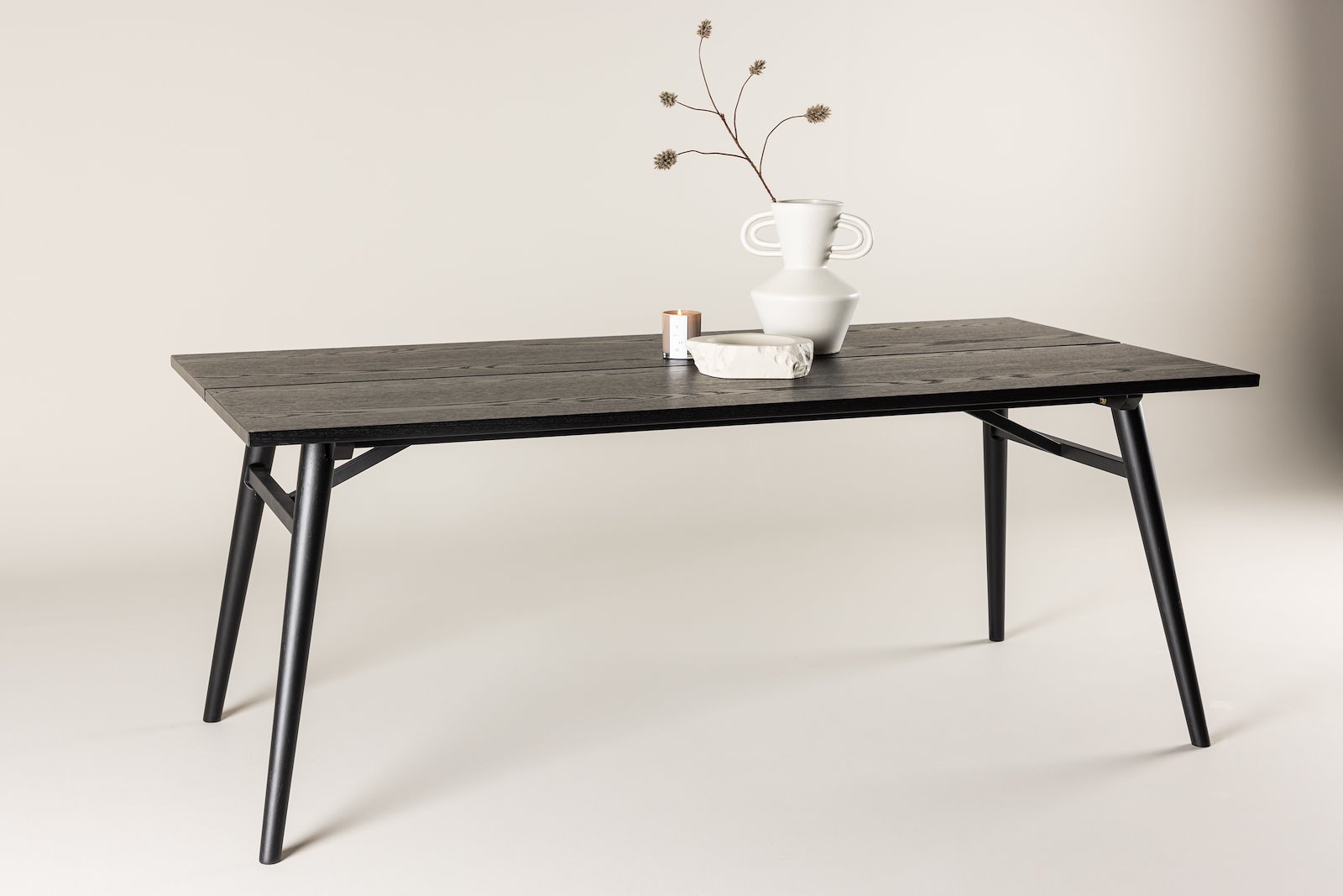 Sleek spsiebord Sort spisebord i finér med sorte metallben.