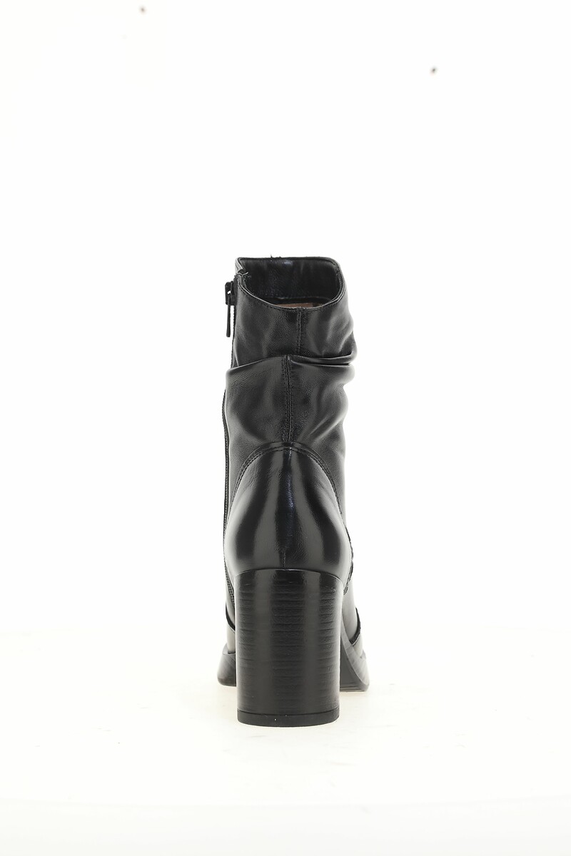 MJUS<br>Botas de tornozelo em couro, bico quadrado