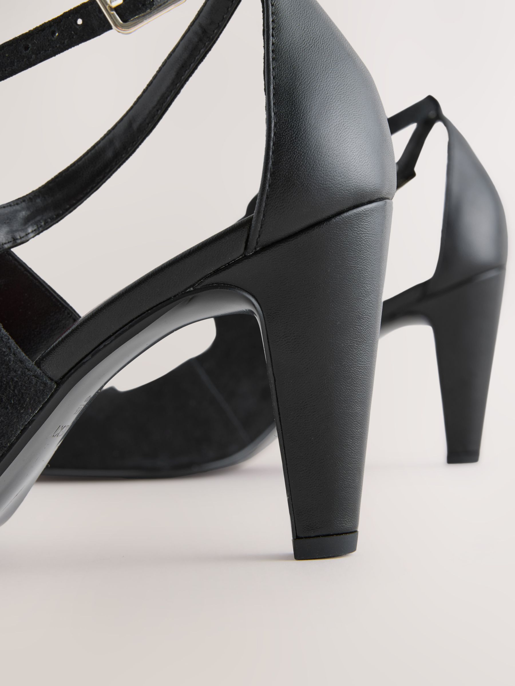 Zwart lederen suède - Cross-Over Point Toe Court Heels