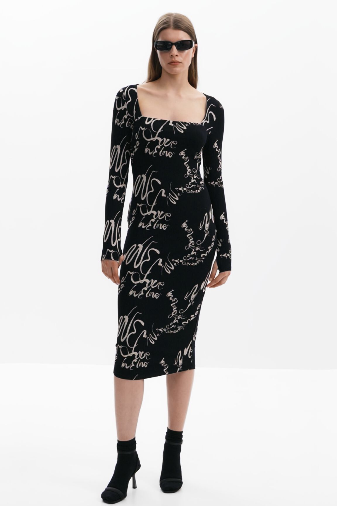 Vestido com decote quadrado e estampa de letras.