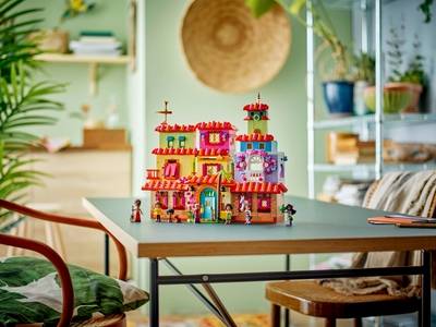 LEGO Het magische huis van de familie Madrigal (43245)