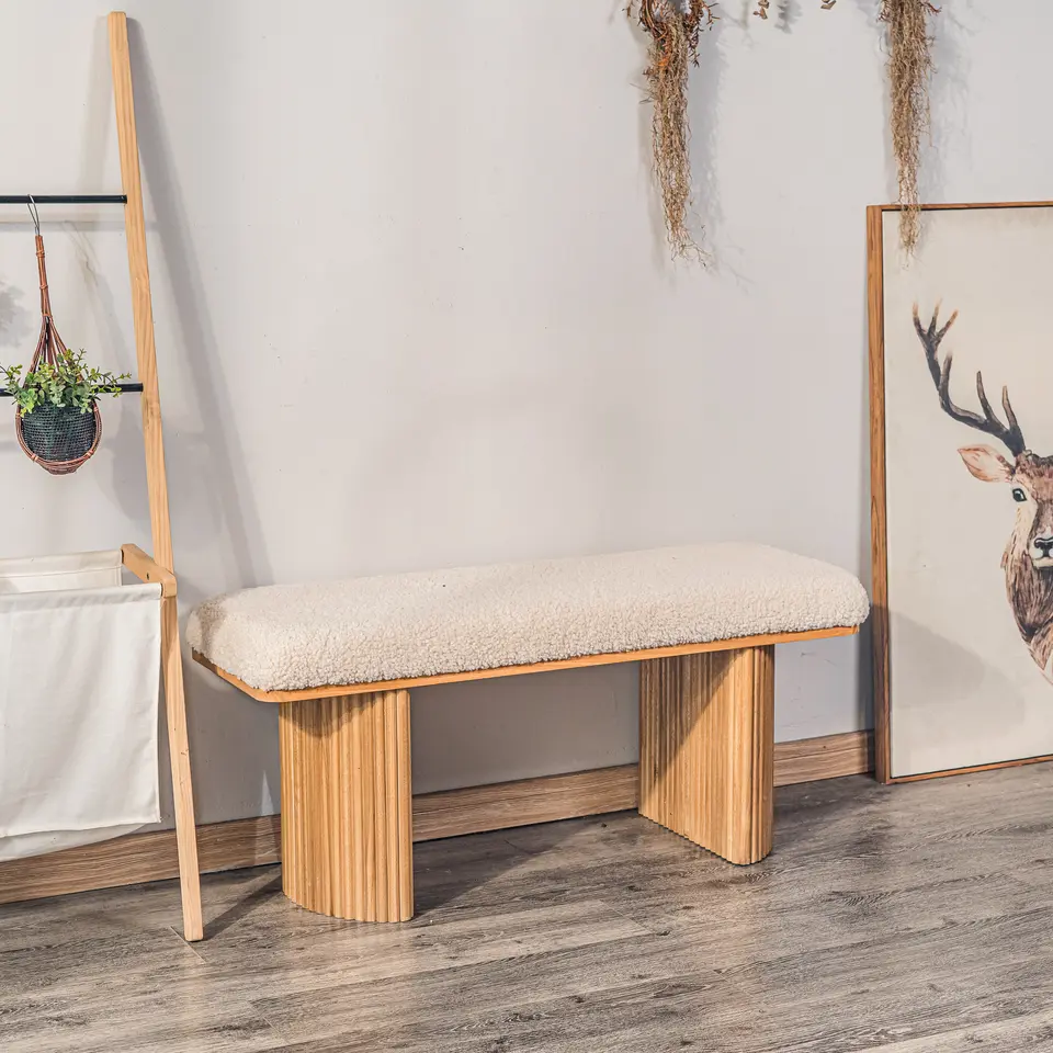 Bank van massief hout en witte lussen