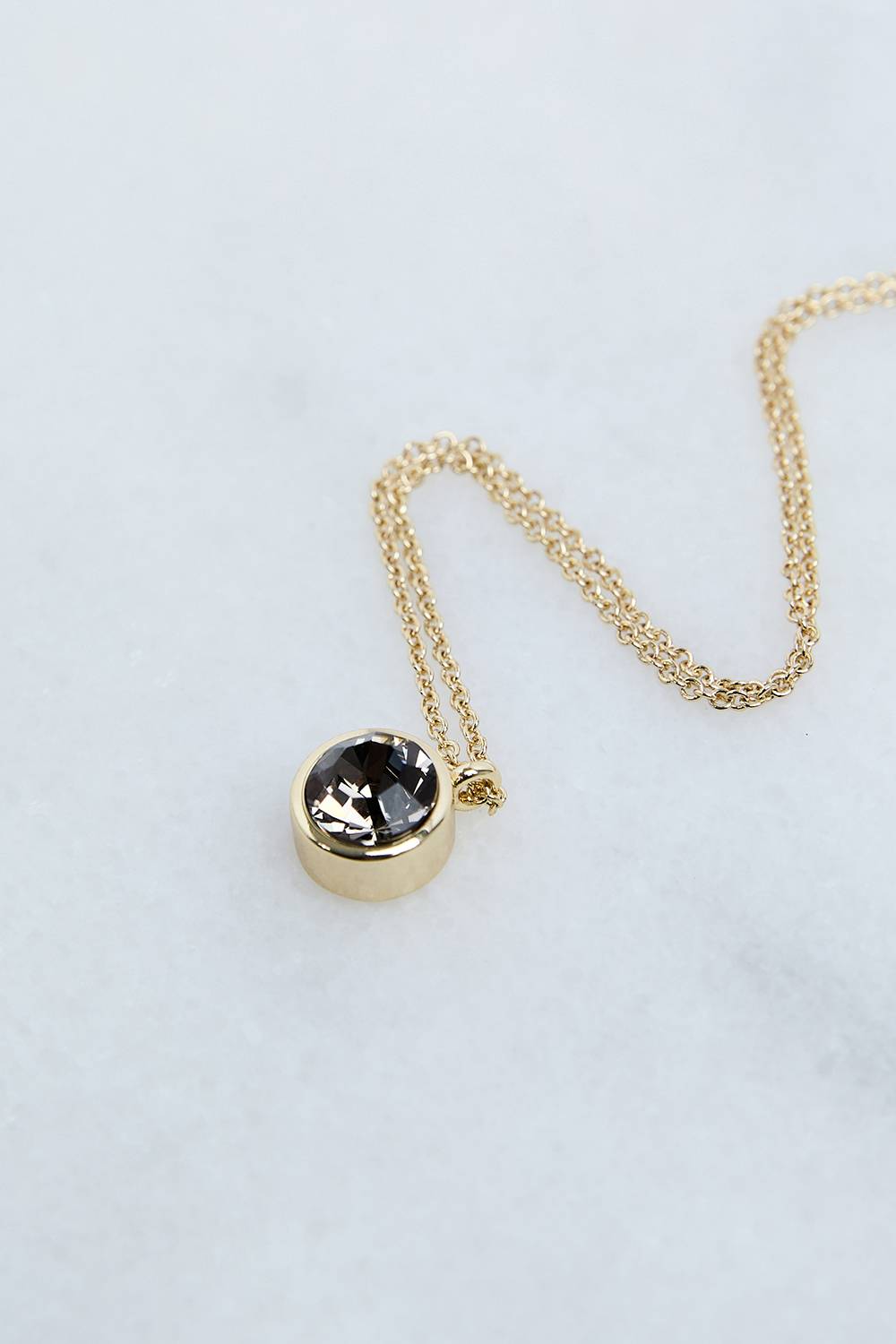 KarenMillen Pendentif solitaire en cristal européen serti à la main, plaqué or 14kt