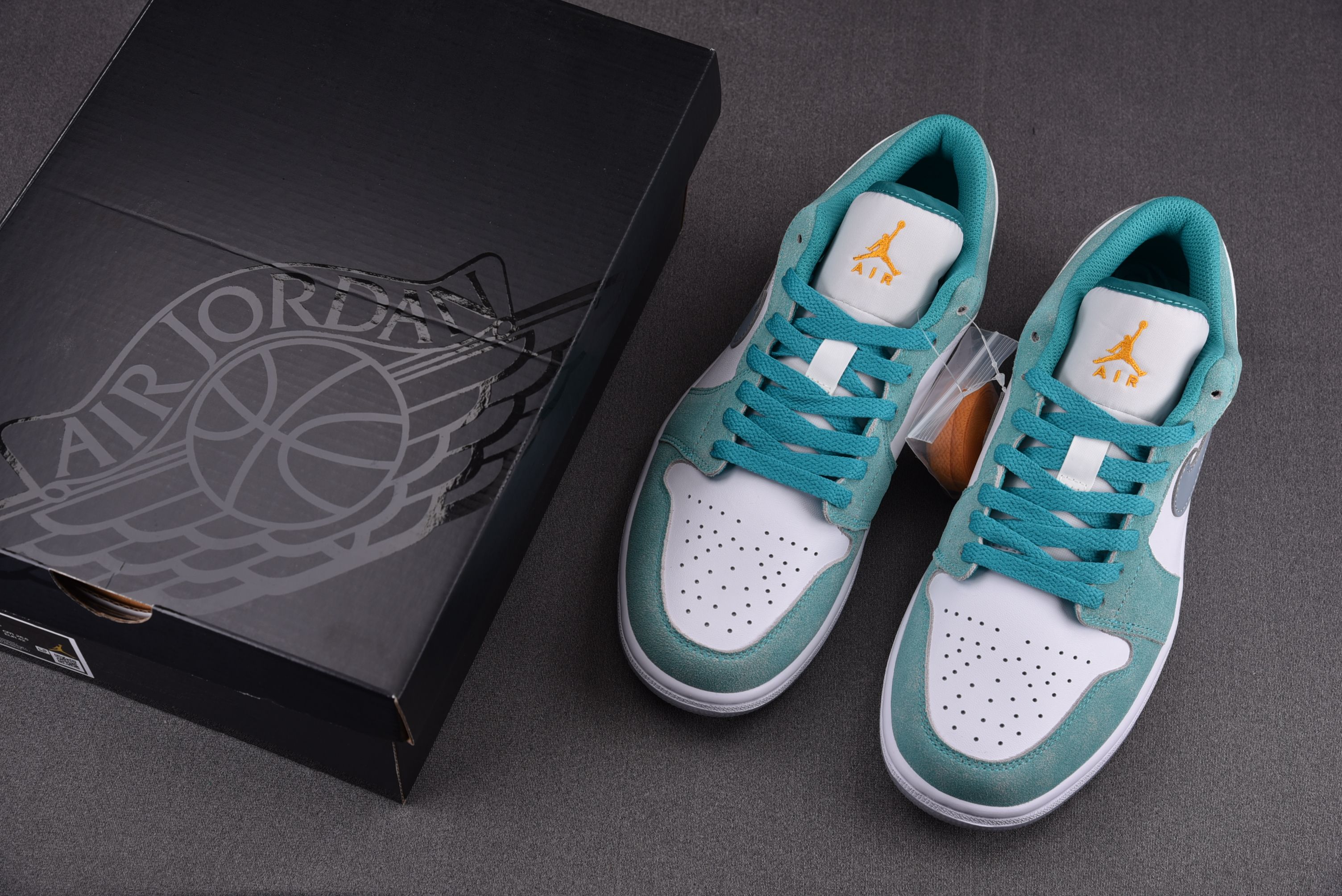 Jordan 1 Low New Emerald (Women Size!!)